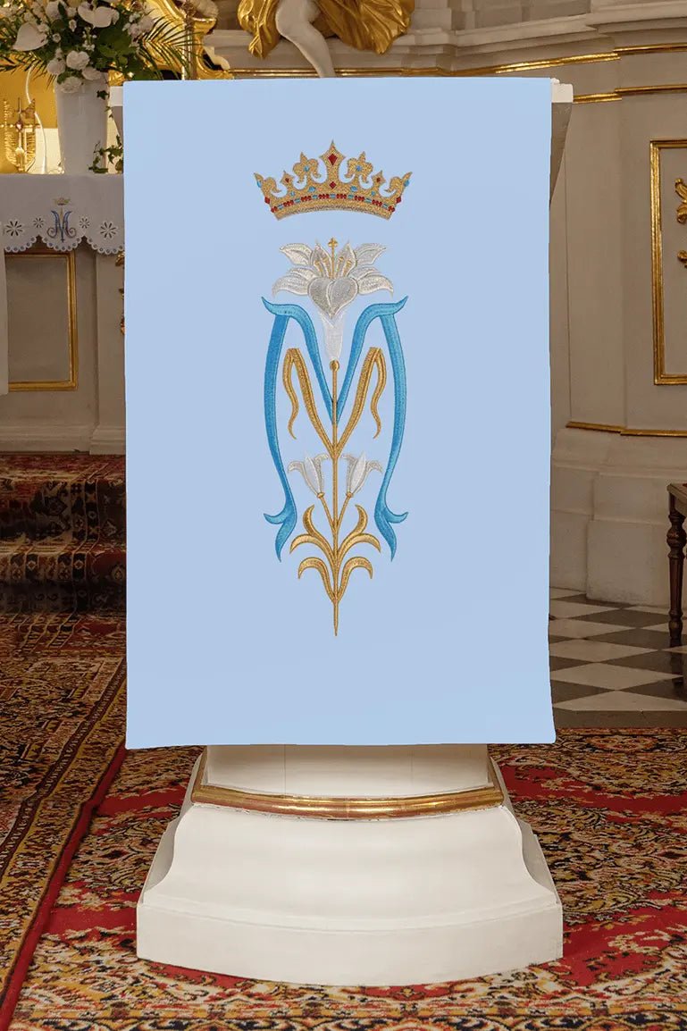 Serwetka na mównicę haftowana z motywem maryjnym
