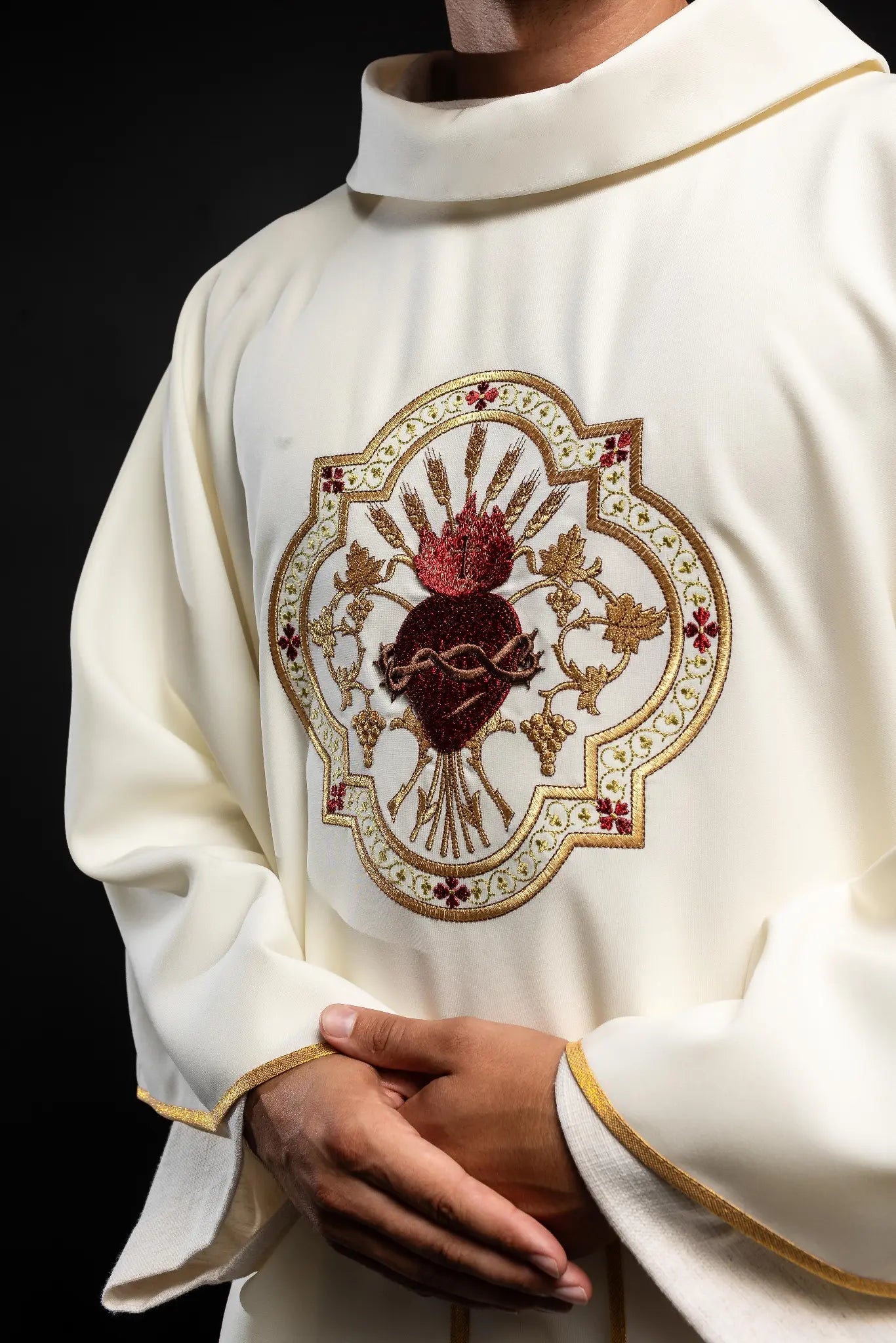 Chasuble with wide collar with embroidered NSPJ and Eucharistic chalice - HAFTINA ATELIER