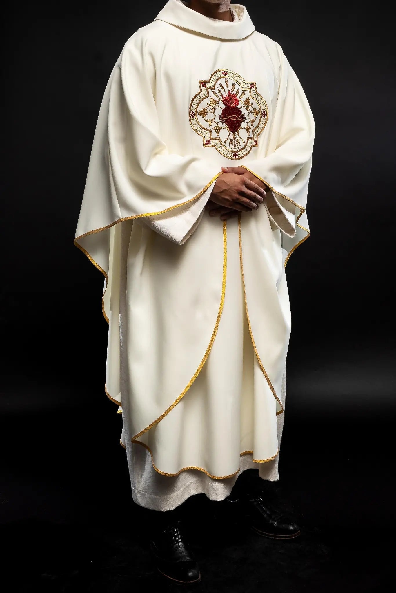 Chasuble with wide collar with embroidered NSPJ and Eucharistic chalice - HAFTINA ATELIER