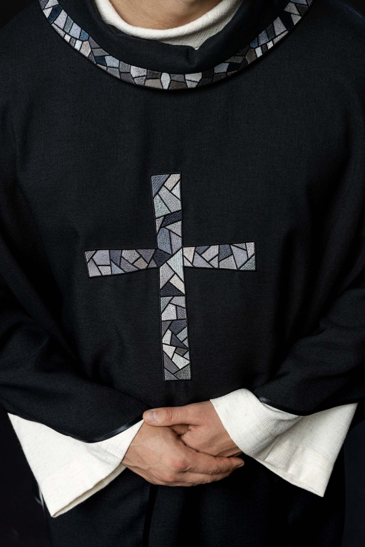 Czarny ornat z mozaikowym krzyżem