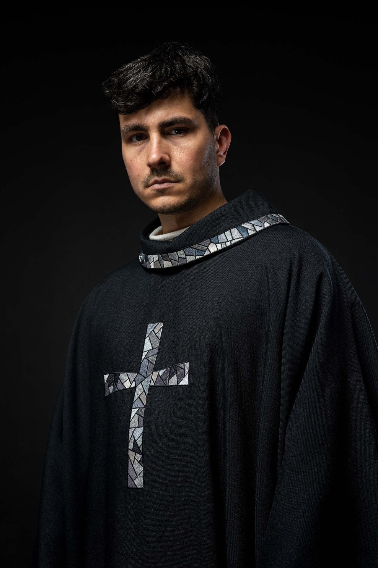 Czarny ornat z mozaikowym krzyżem