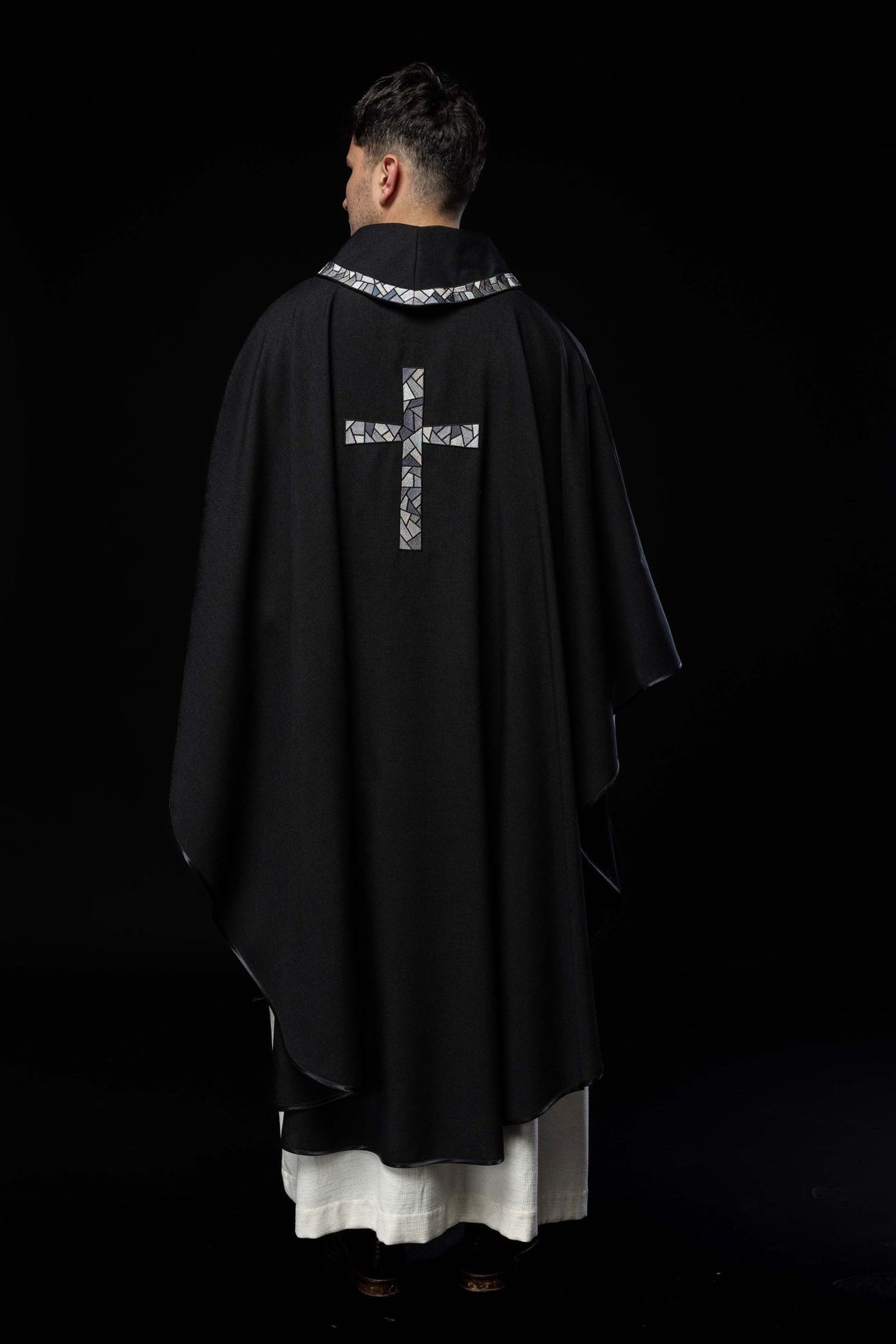 Czarny ornat z mozaikowym krzyżem