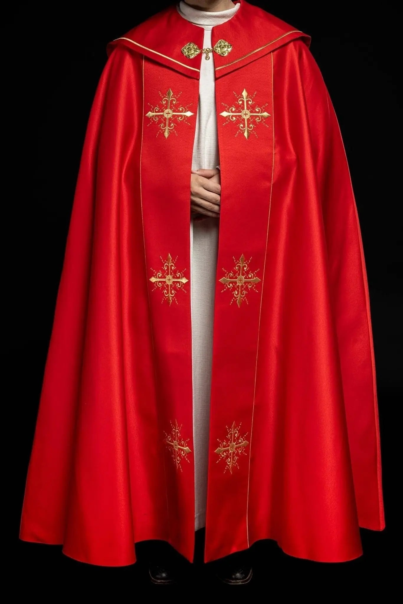 Czerwona kapa liturgiczna z haftem złotych krzyży