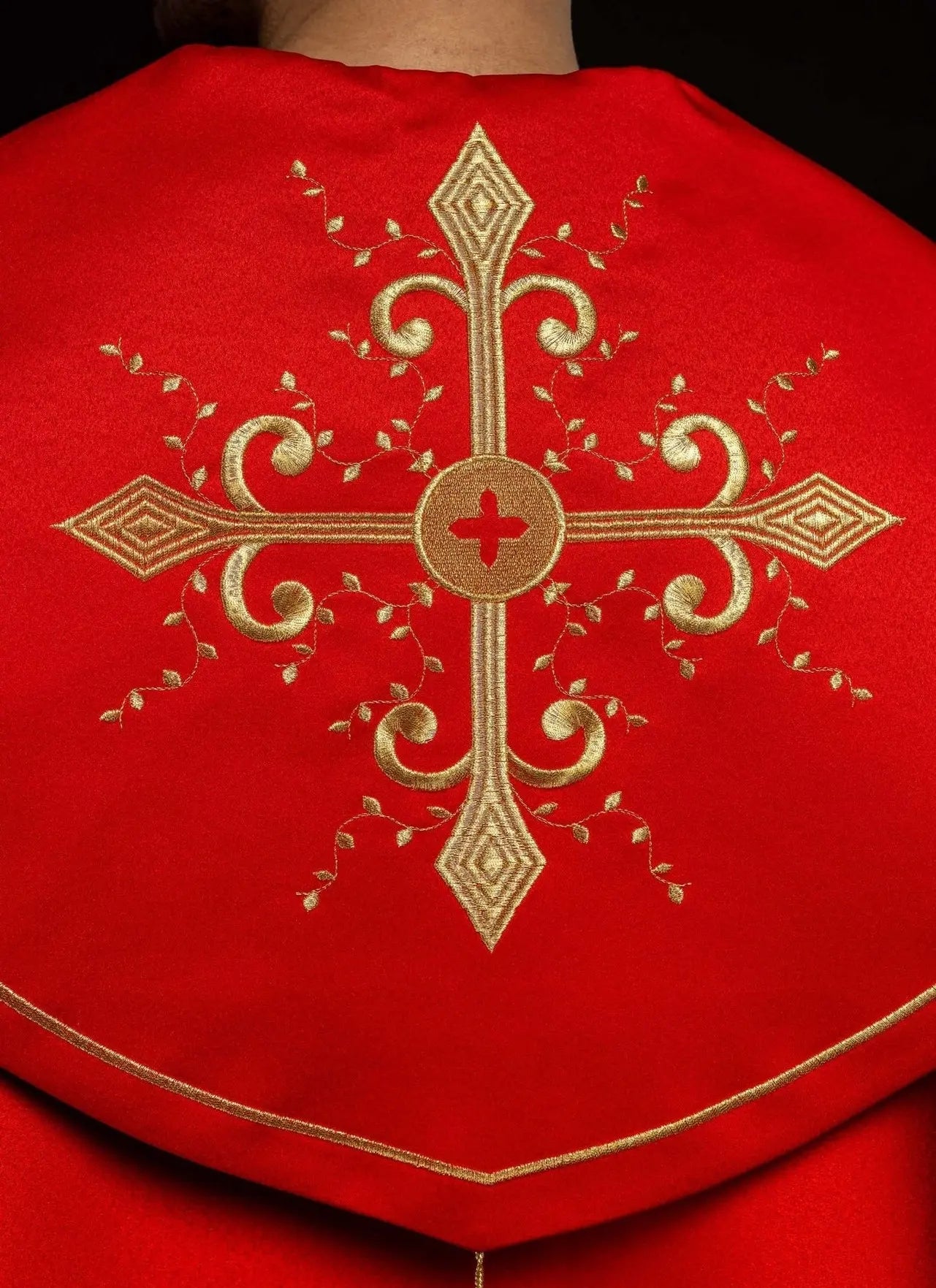 Czerwona kapa liturgiczna z haftem złotych krzyży