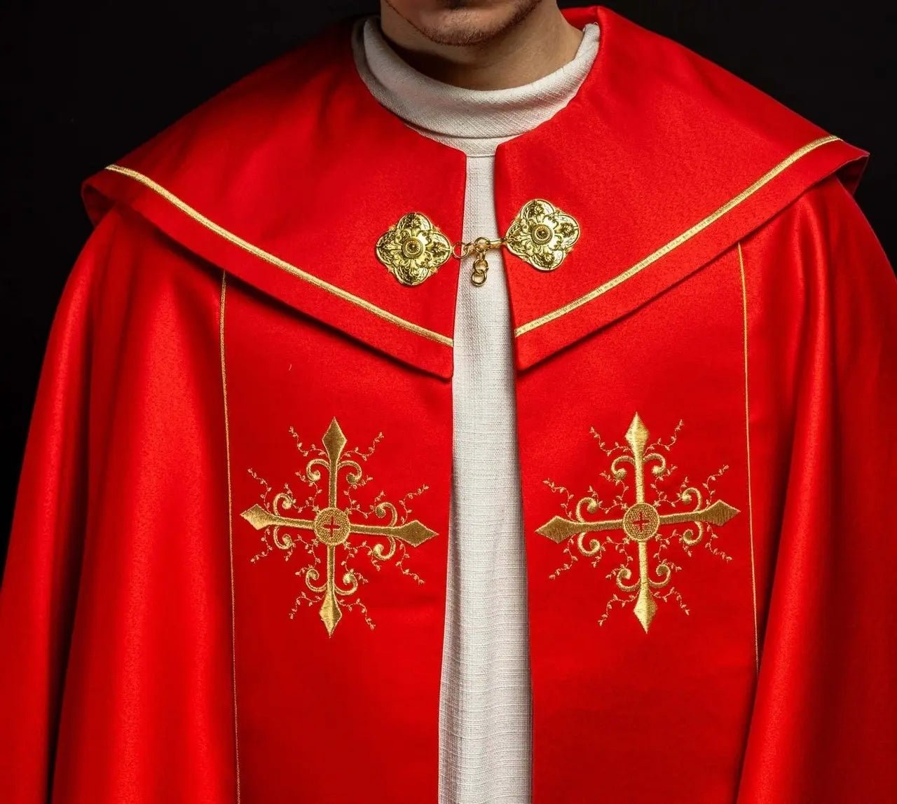 Czerwona kapa liturgiczna z haftem złotych krzyży
