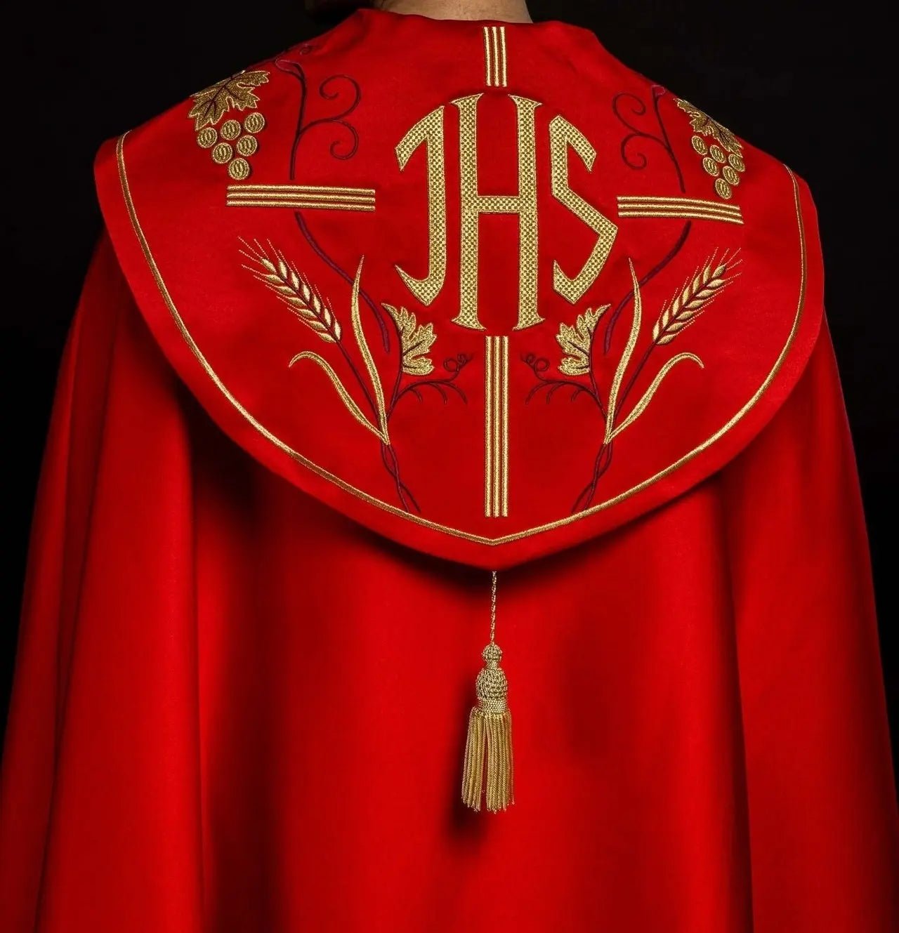 Czerwona kaplica liturgiczna ze złotym haftem IHS i winogronowym