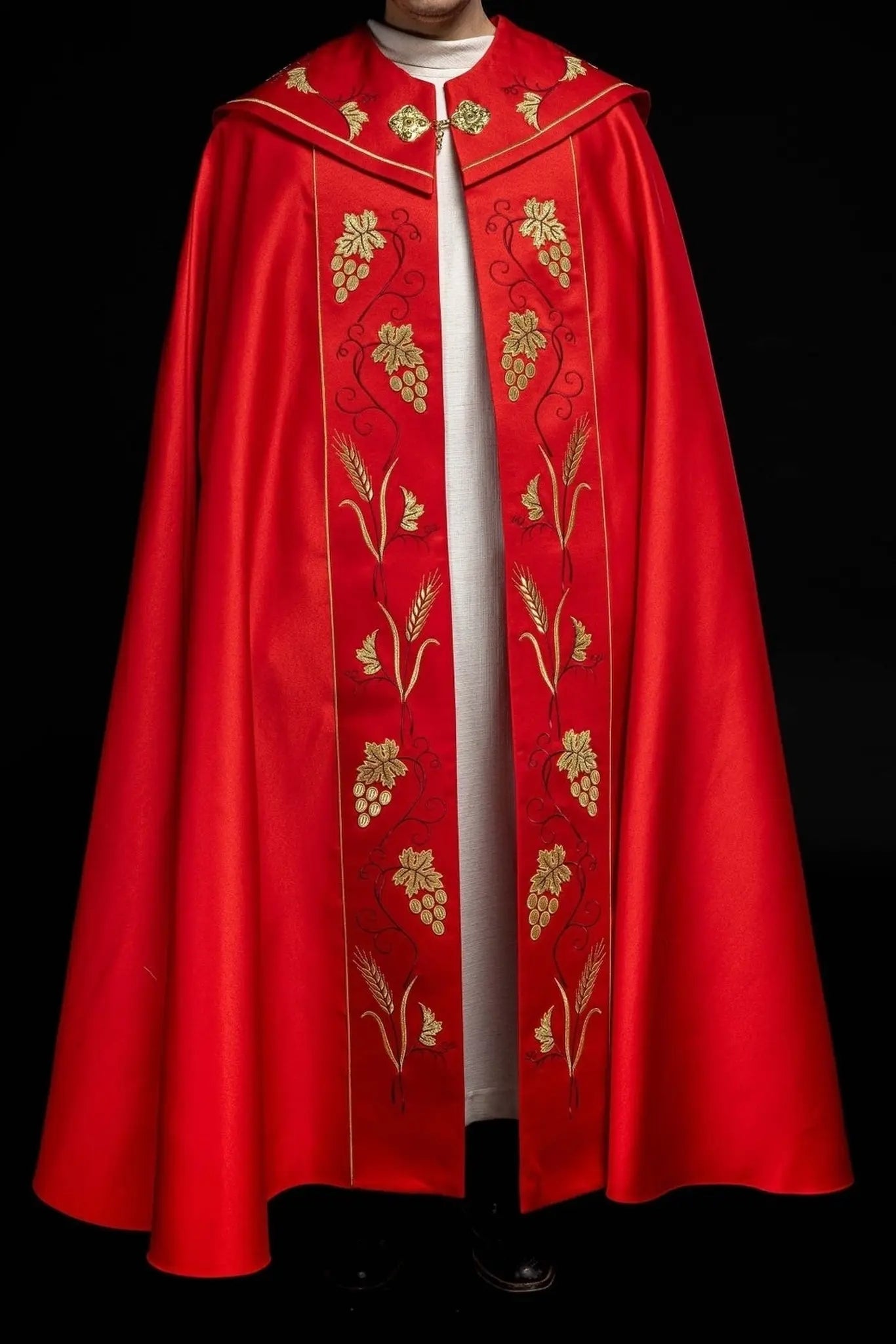 Czerwona kaplica liturgiczna ze złotym haftem IHS i winogronowym