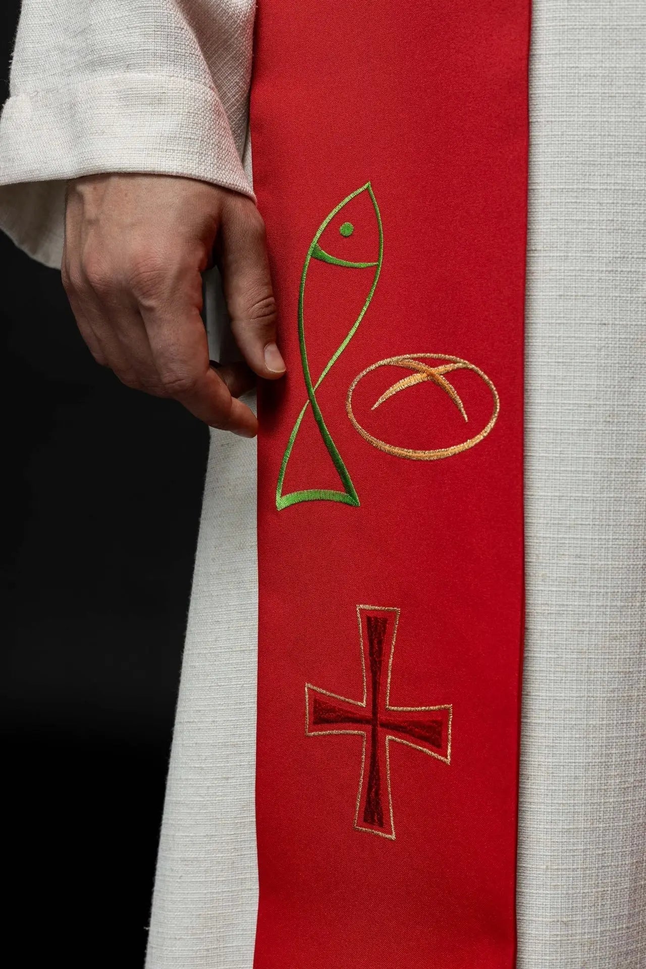 Czerwona haftowana stuła kapłańska z motywem krzyża chlebowego i ryby