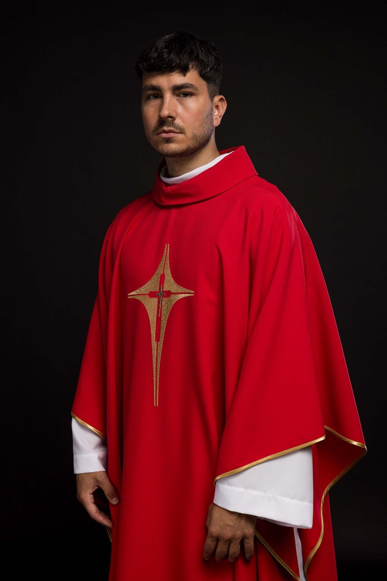 Czerwony ornat haftowany z motywem krzyża