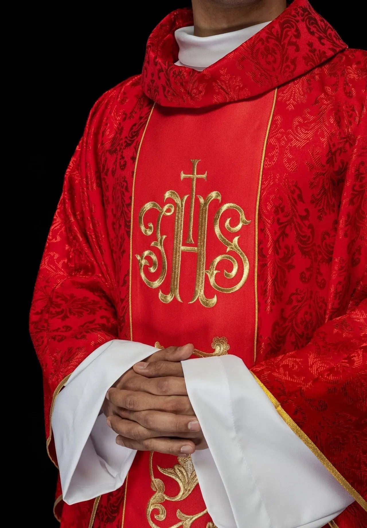 Czerwony ornat liturgiczny z bogato zdobionym pasem IHS