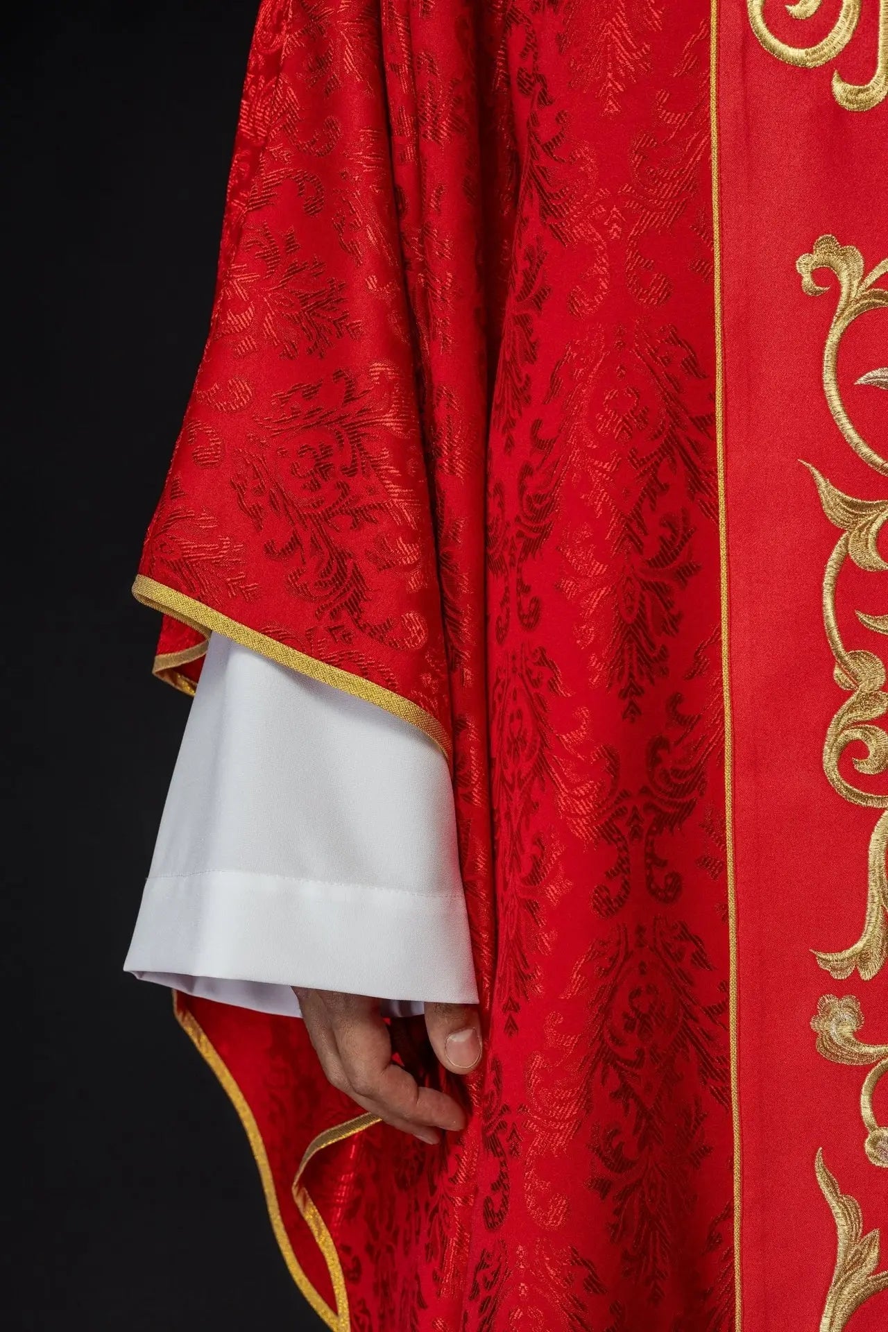 Czerwony ornat liturgiczny z bogato zdobionym pasem IHS