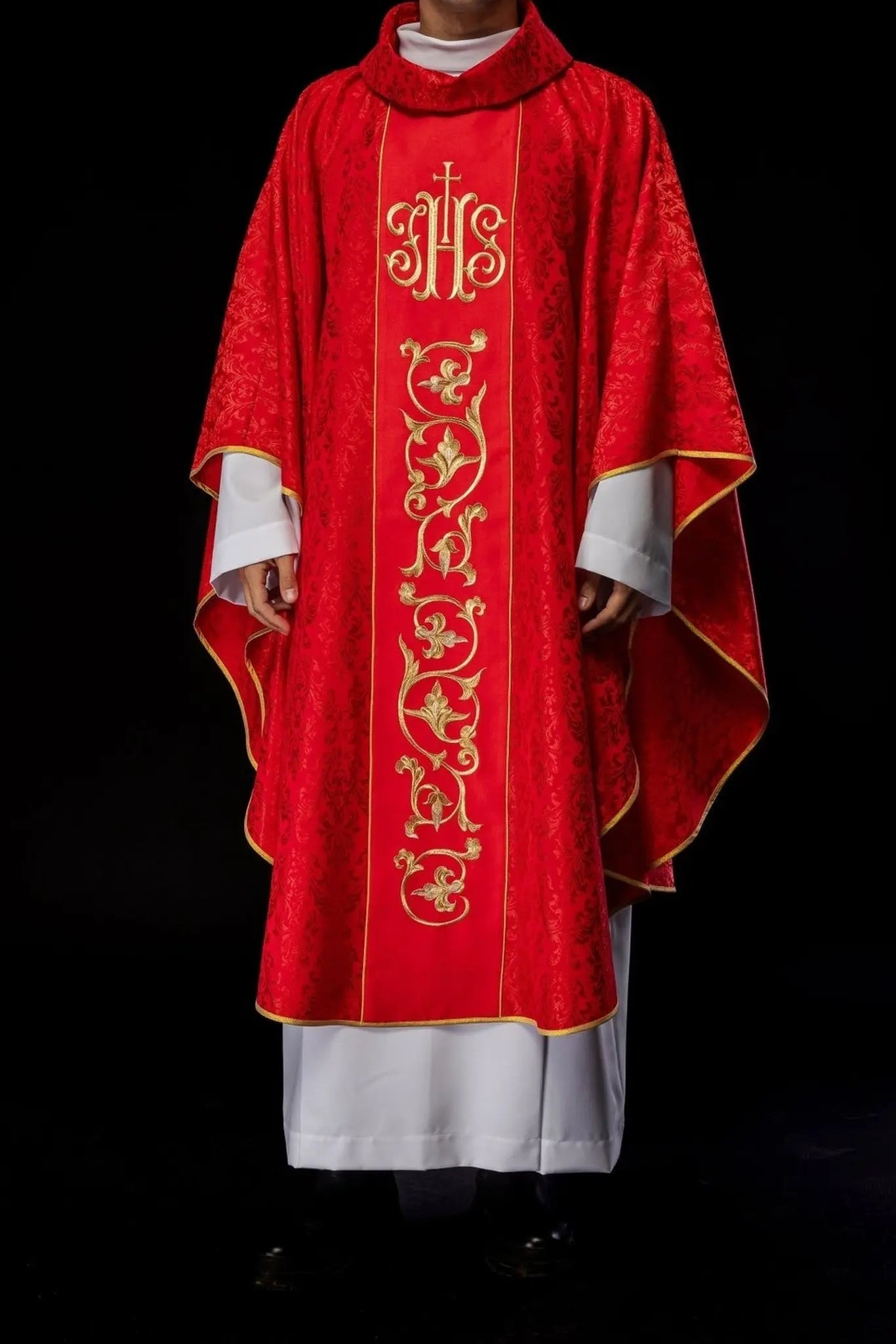 Czerwony ornat liturgiczny z bogato zdobionym pasem IHS