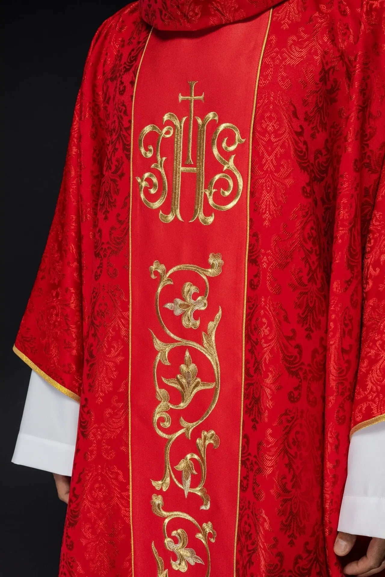 Czerwony ornat liturgiczny z bogato zdobionym pasem IHS