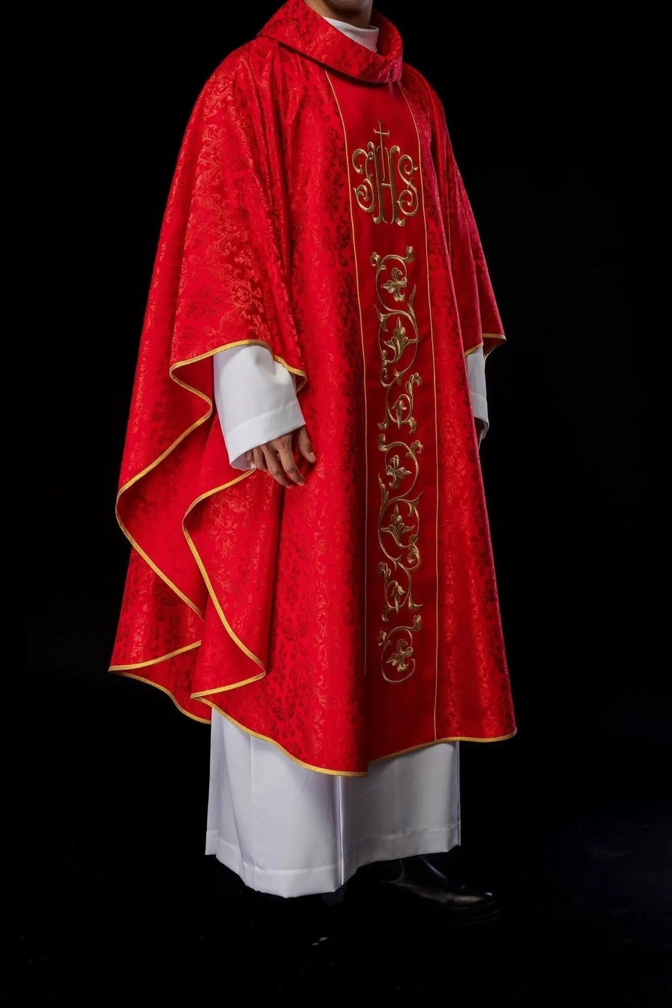 Czerwony ornat liturgiczny z bogato zdobionym pasem IHS