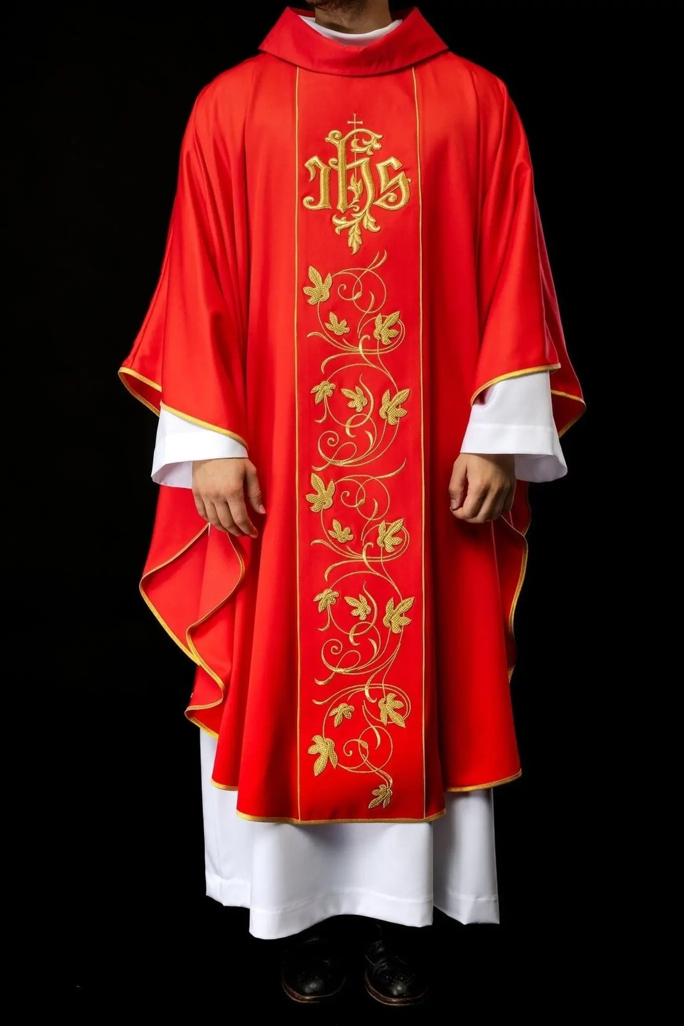 Czerwony ornat liturgiczny z bogato zdobionym pasem z motywem kwiatowym i IHS