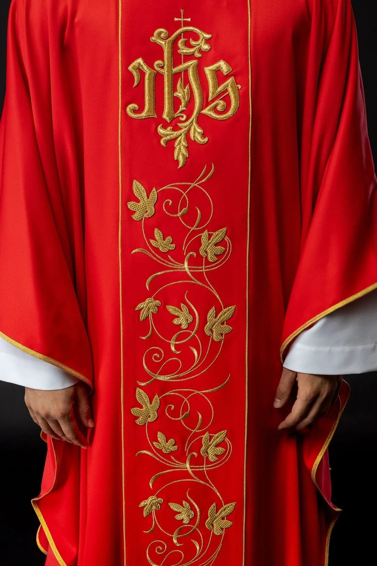 Czerwony ornat liturgiczny z bogato zdobionym pasem z motywem kwiatowym i IHS