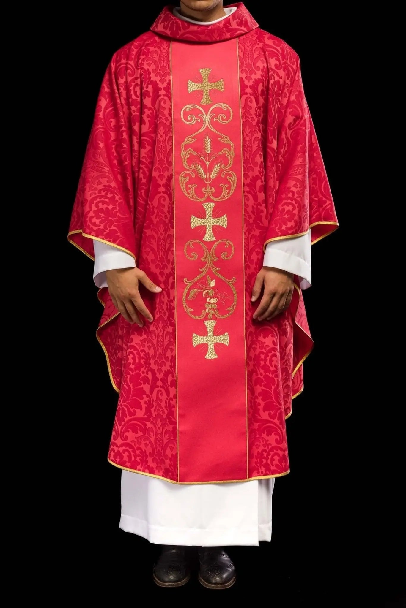 Czerwony ornat liturgiczny zdobiony haftowanym pasem