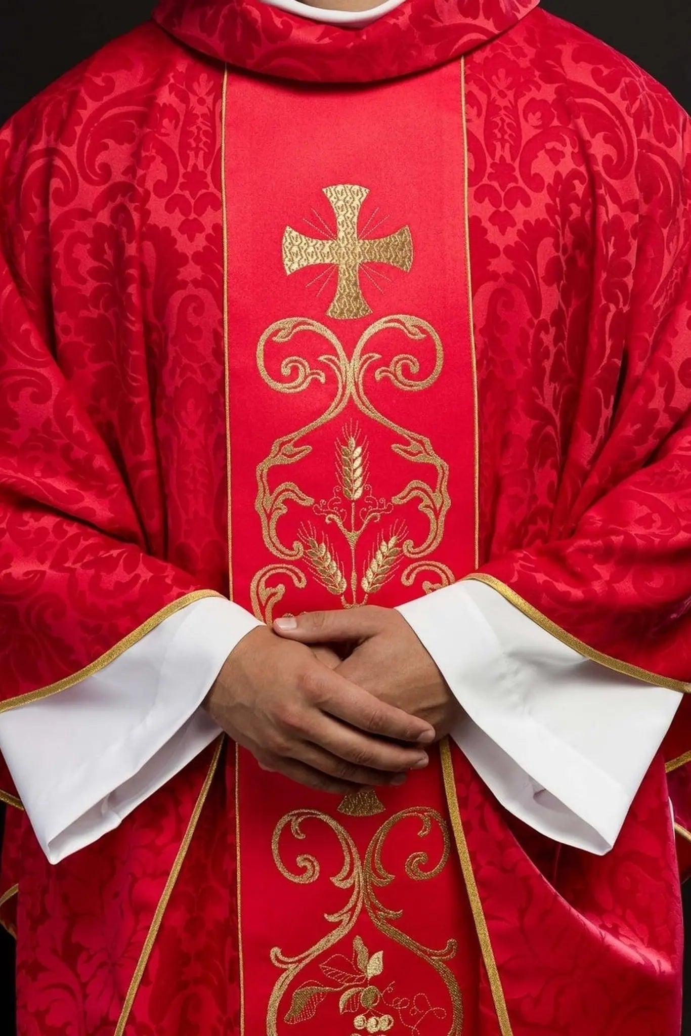 Czerwony ornat liturgiczny zdobiony haftowanym pasem