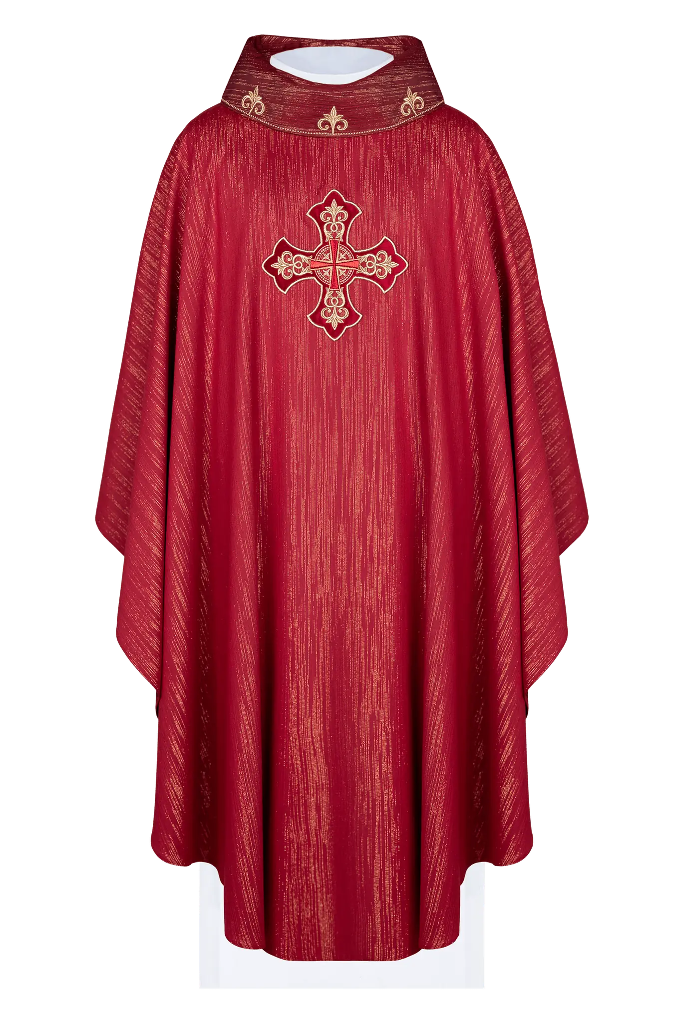 Czerwony ornat liturgiczny z bogato haftowanym krzyżem i zdobionym kołnierzem