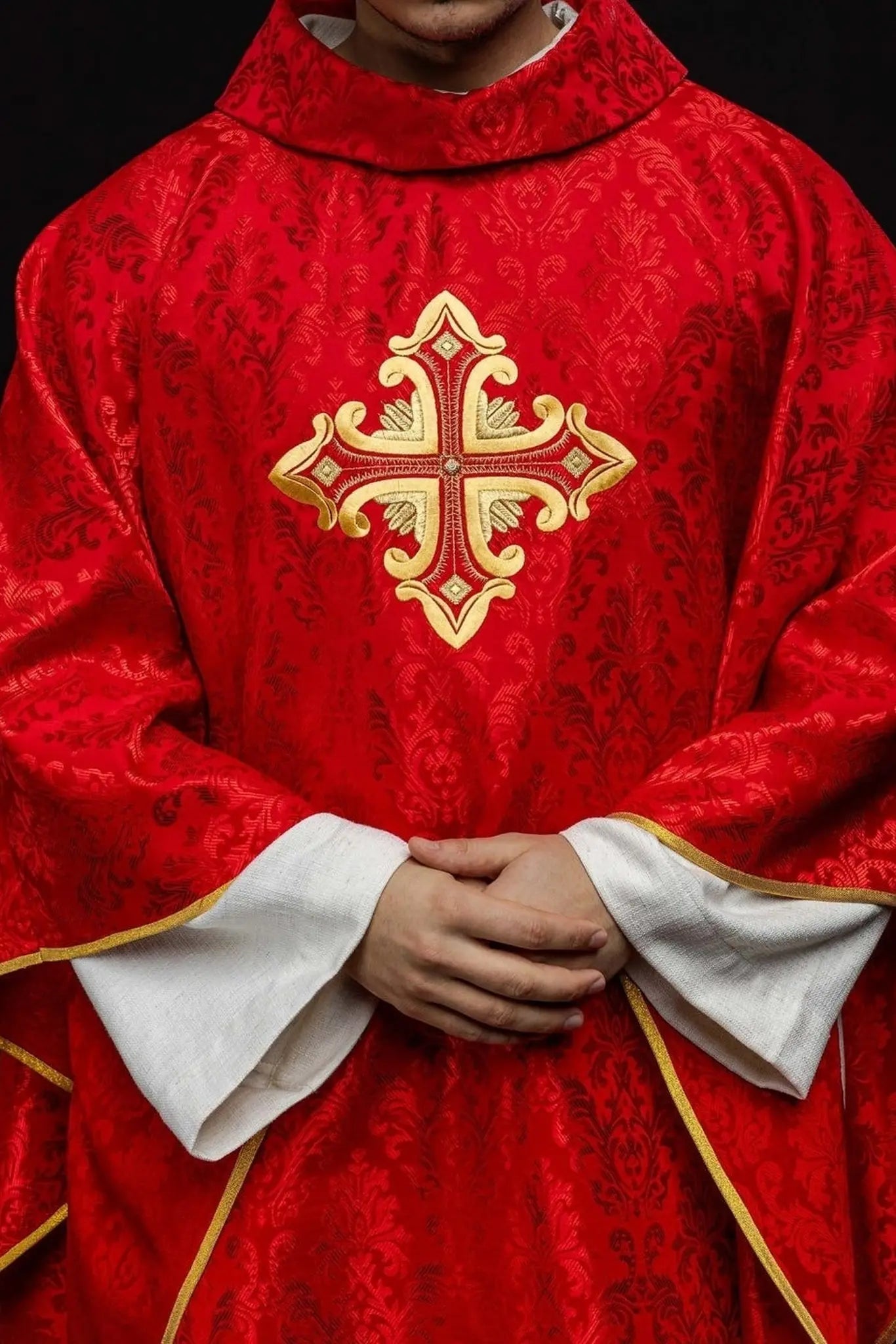Czerwony ornat z krzyżem, wykonany z tkaniny wzorzystej