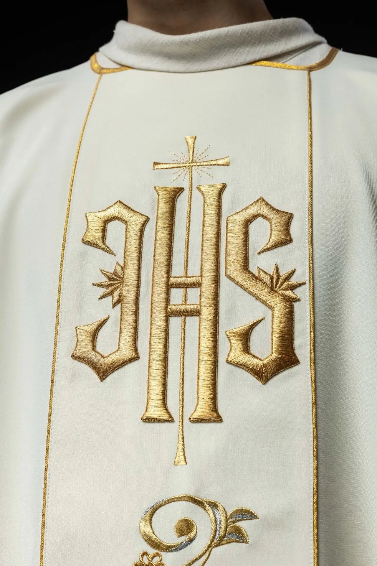 Dalmatyka ecru z haftowanym paskiem IHS