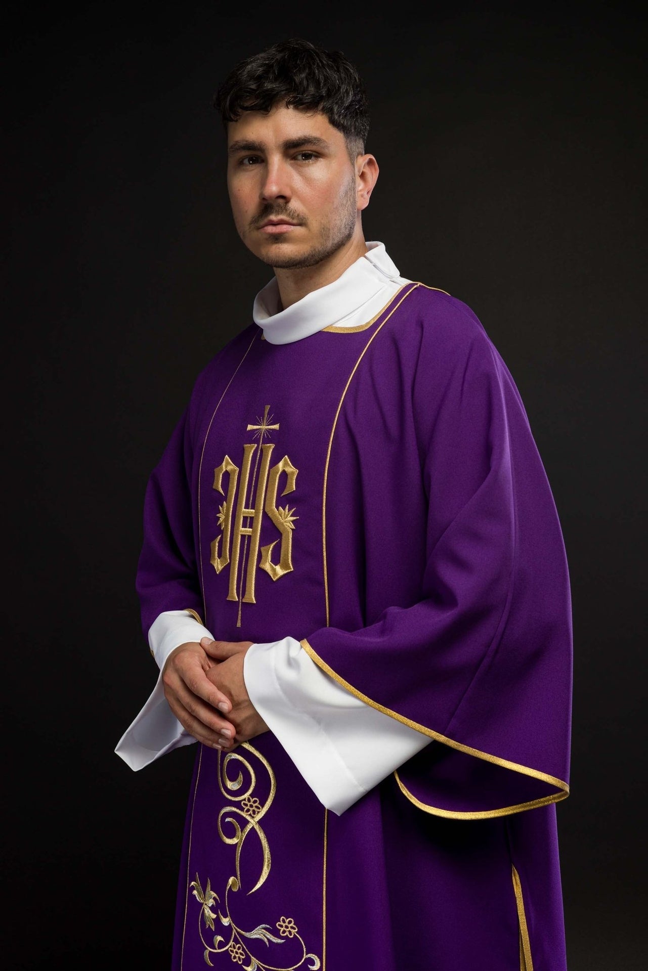 Dalmatyka fioletowa z haftowanym pasem IHS