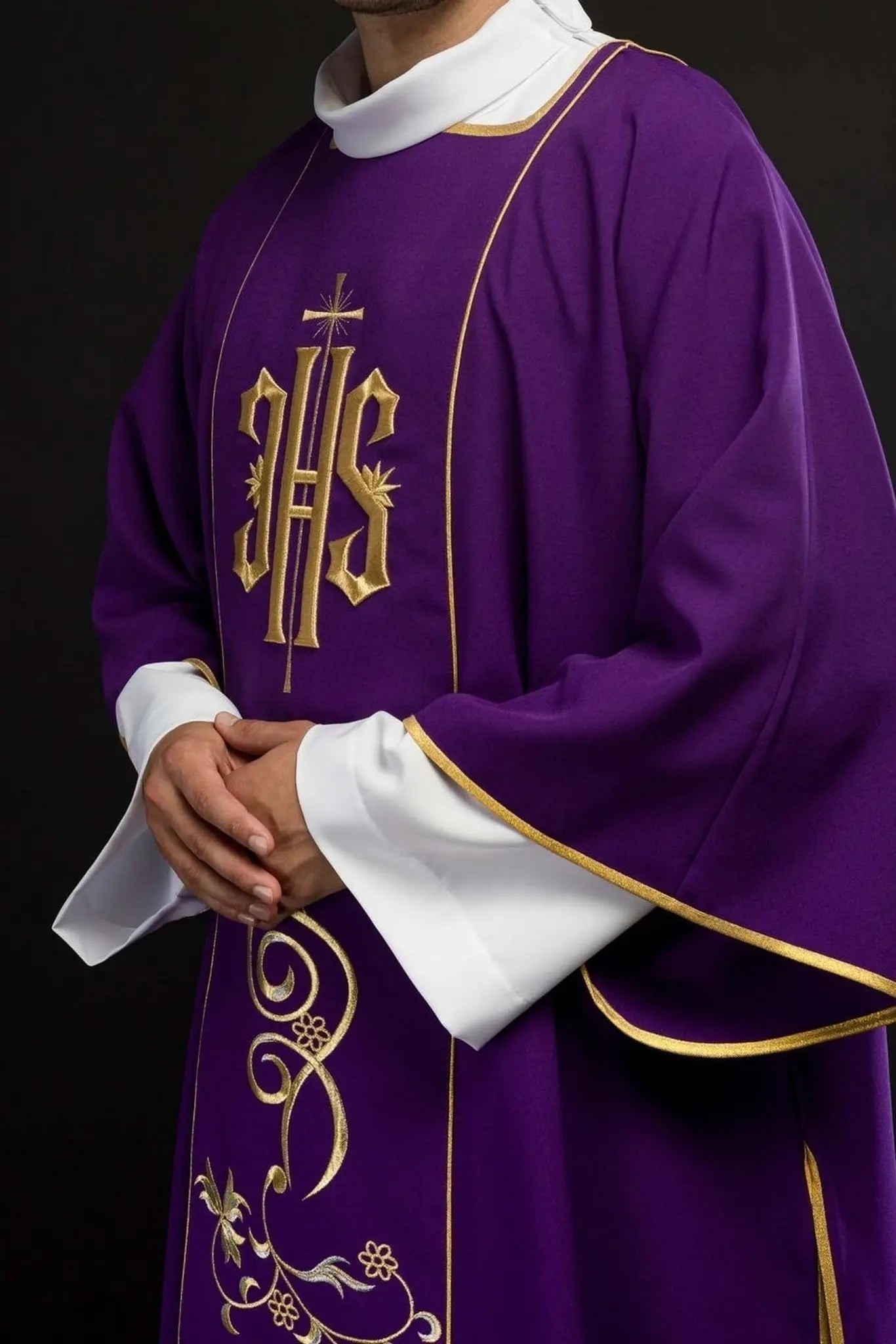 Dalmatyka fioletowa z haftowanym paskiem IHS