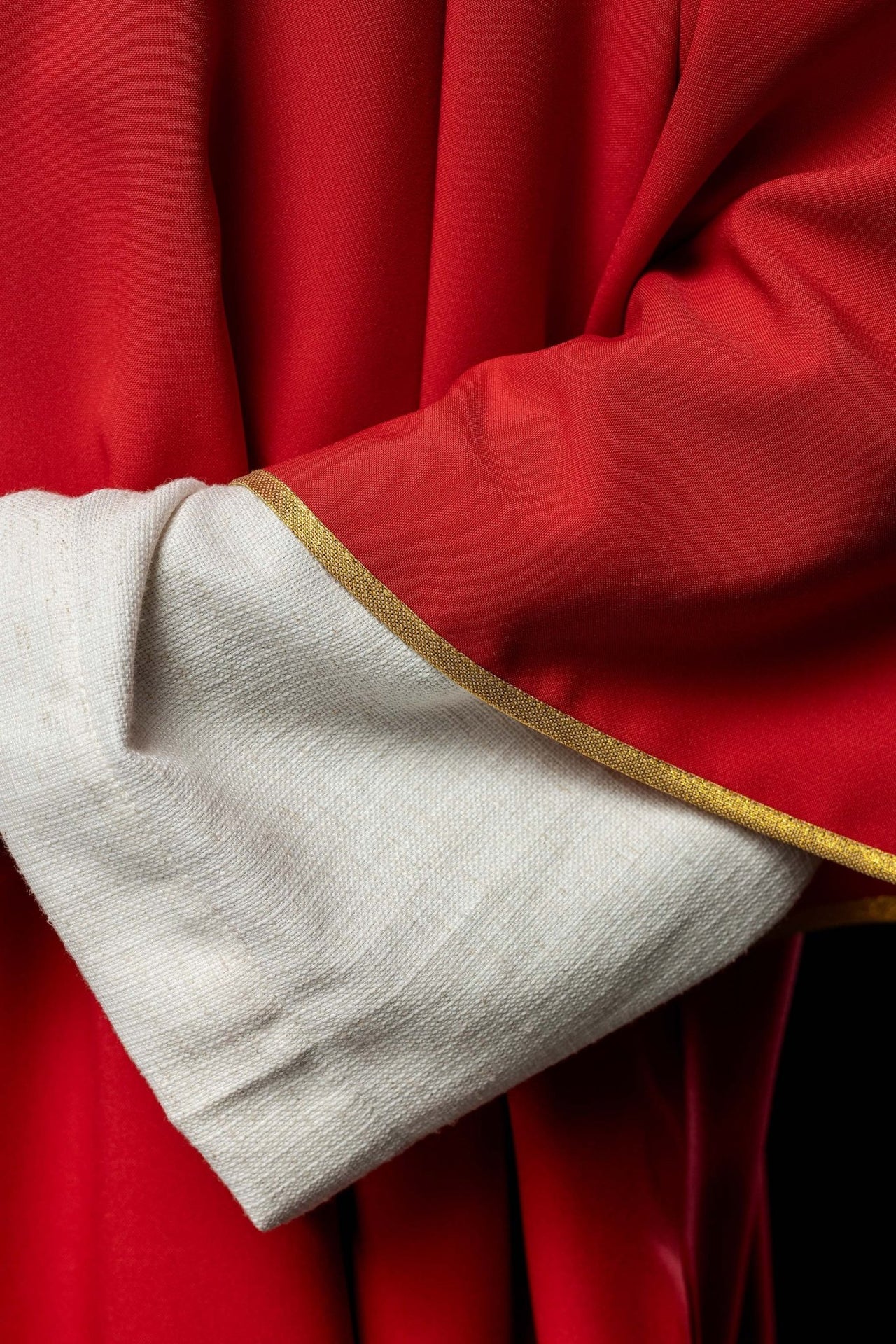 Dalmatyka gładka ze złotą lamówką czerwona