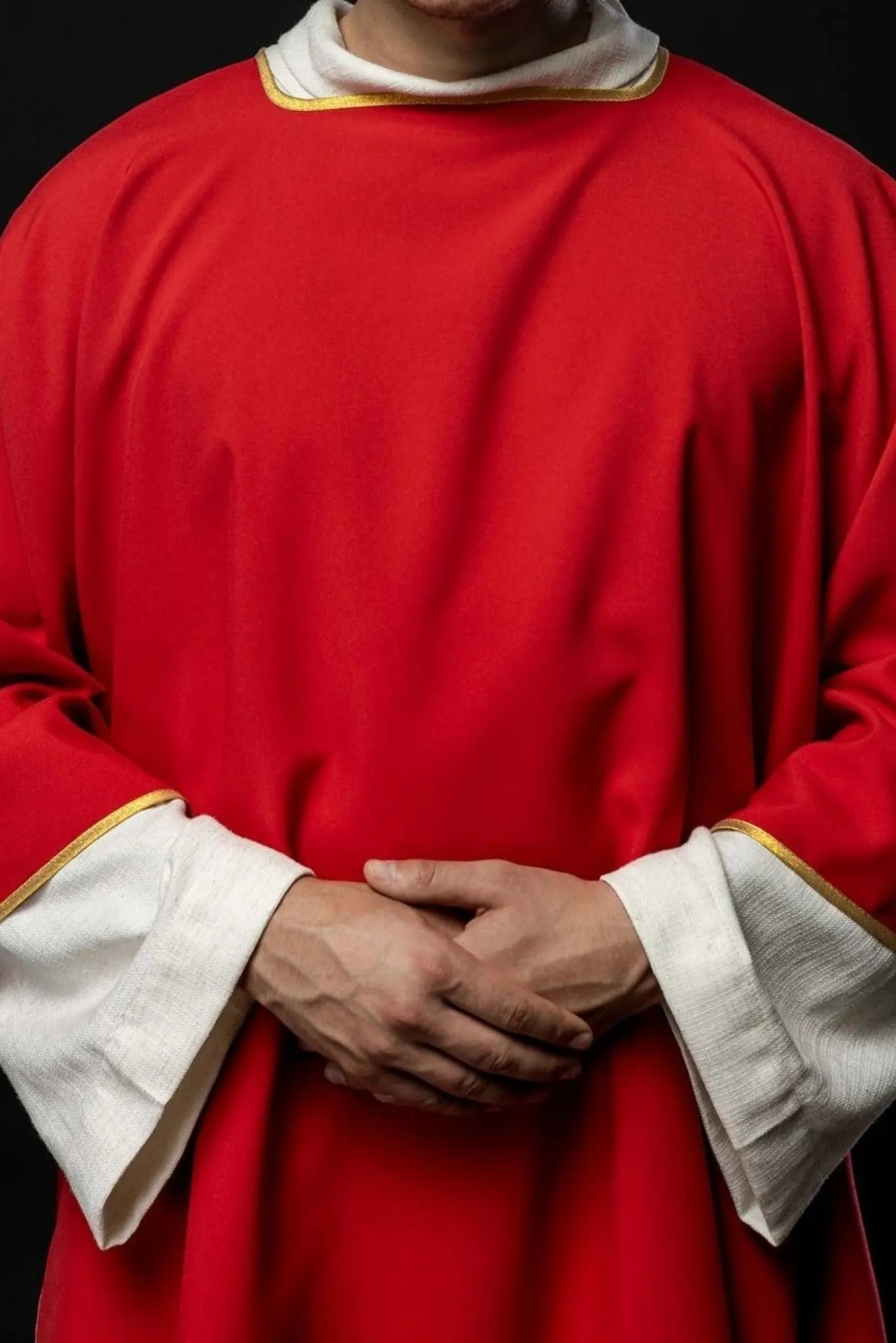 Gładka czerwona dalmatyka ze złotym wykończeniem