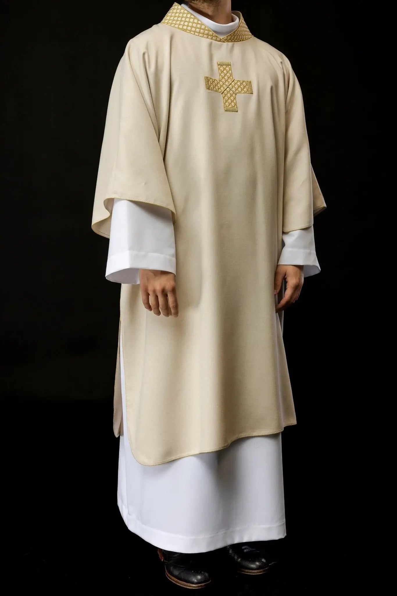 Dalmatia with embroidered crosses and ecru collar