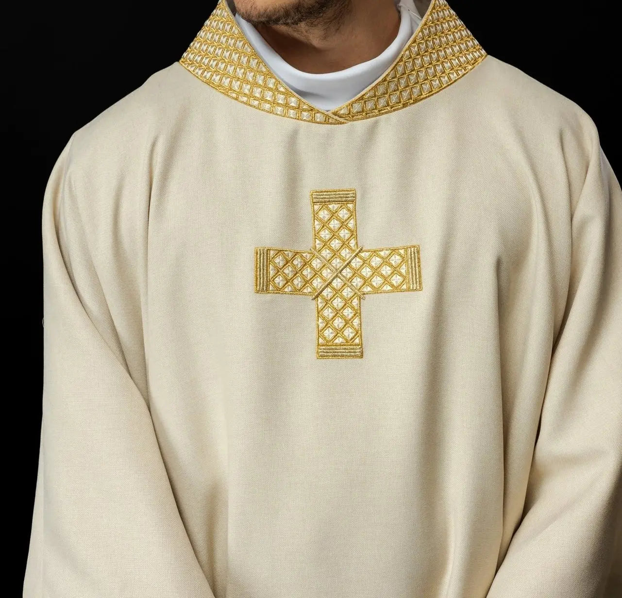 Dalmatia with embroidered crosses and ecru collar