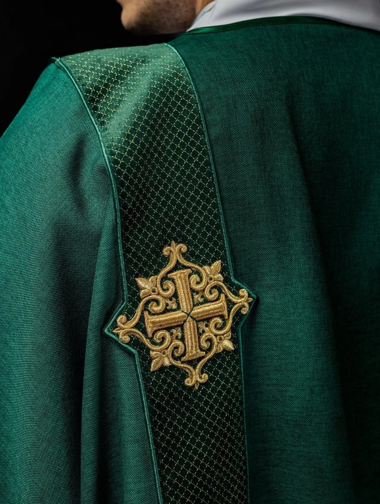 Dalmatyka aksamitna w paski i symbole krzyża – zielona