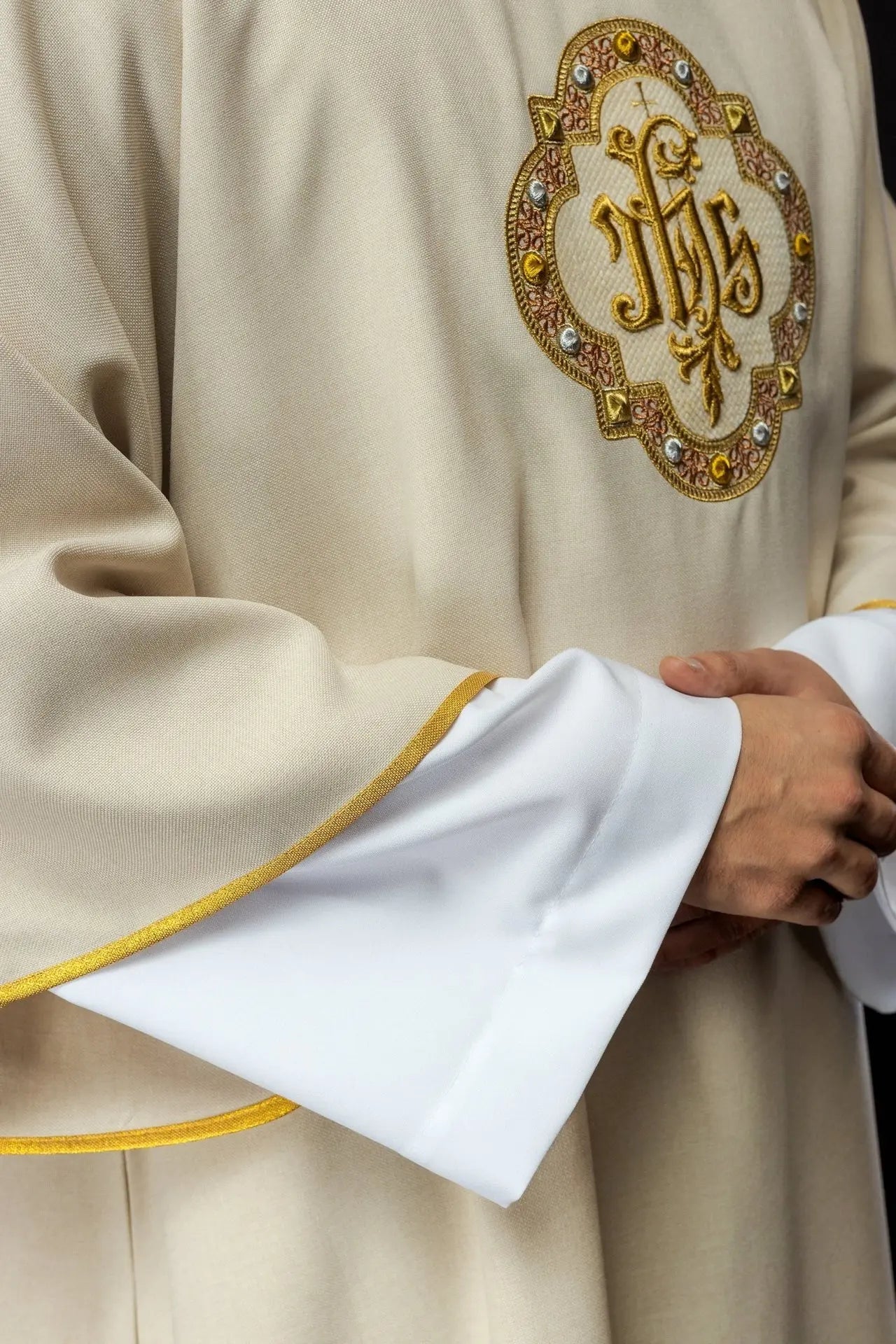 Dalmatyka z symbolem IHS i kołnierzykiem w kolorze ecru