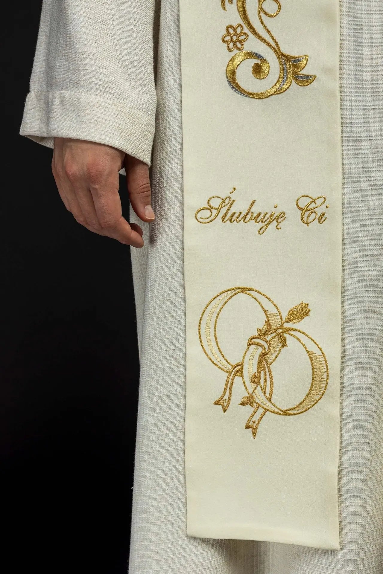 Długa haftowana szal ślubny w kolorze kremowym