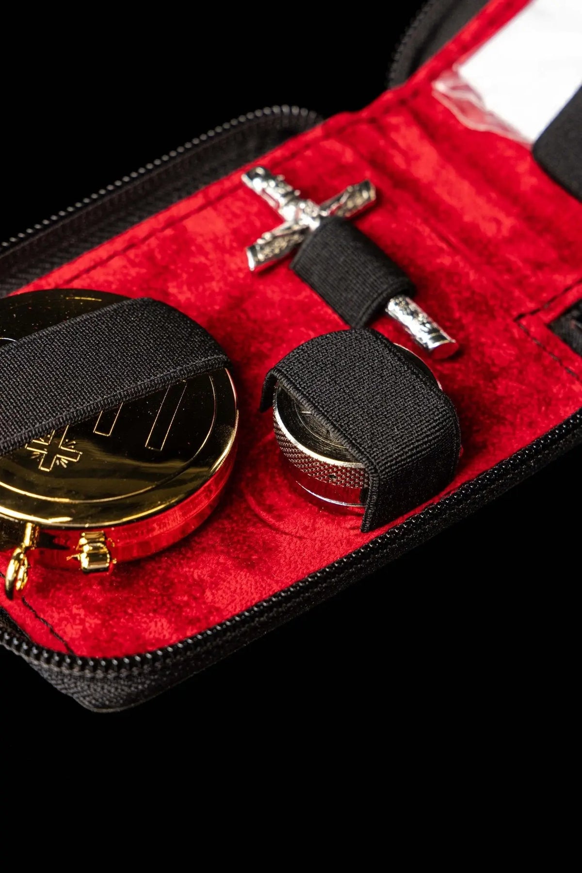 Czarna bursa liturgiczna z krzyżem, zbliżenie wnętrza z naczyniami