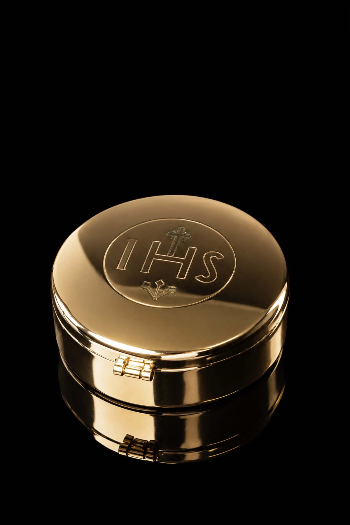 Złote cyborium na posługę poza kościołem z grawerem IHS, widok z góry
