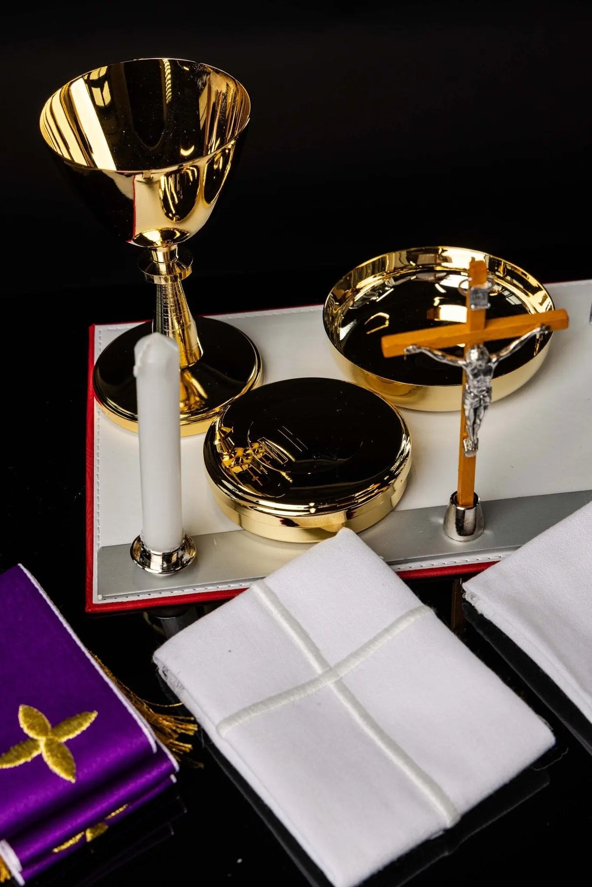 Złota walizka na misje z wyposażeniem liturgicznym z kielichem, pateną i krzyżem, widok wyposażenia