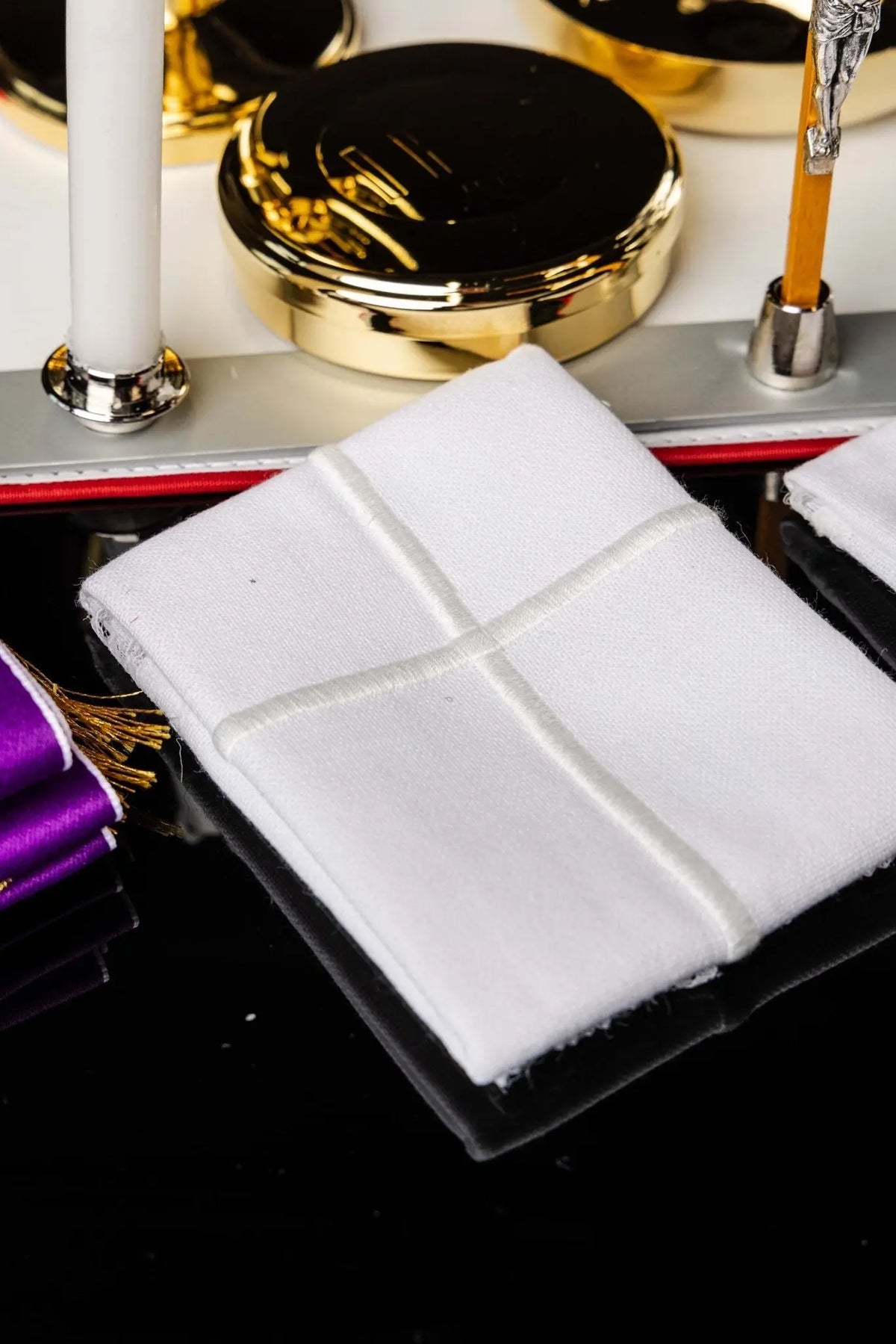 Biała walizka na misje z wyposażeniem liturgicznym z krzyżem na korporałach, zbliżenie
