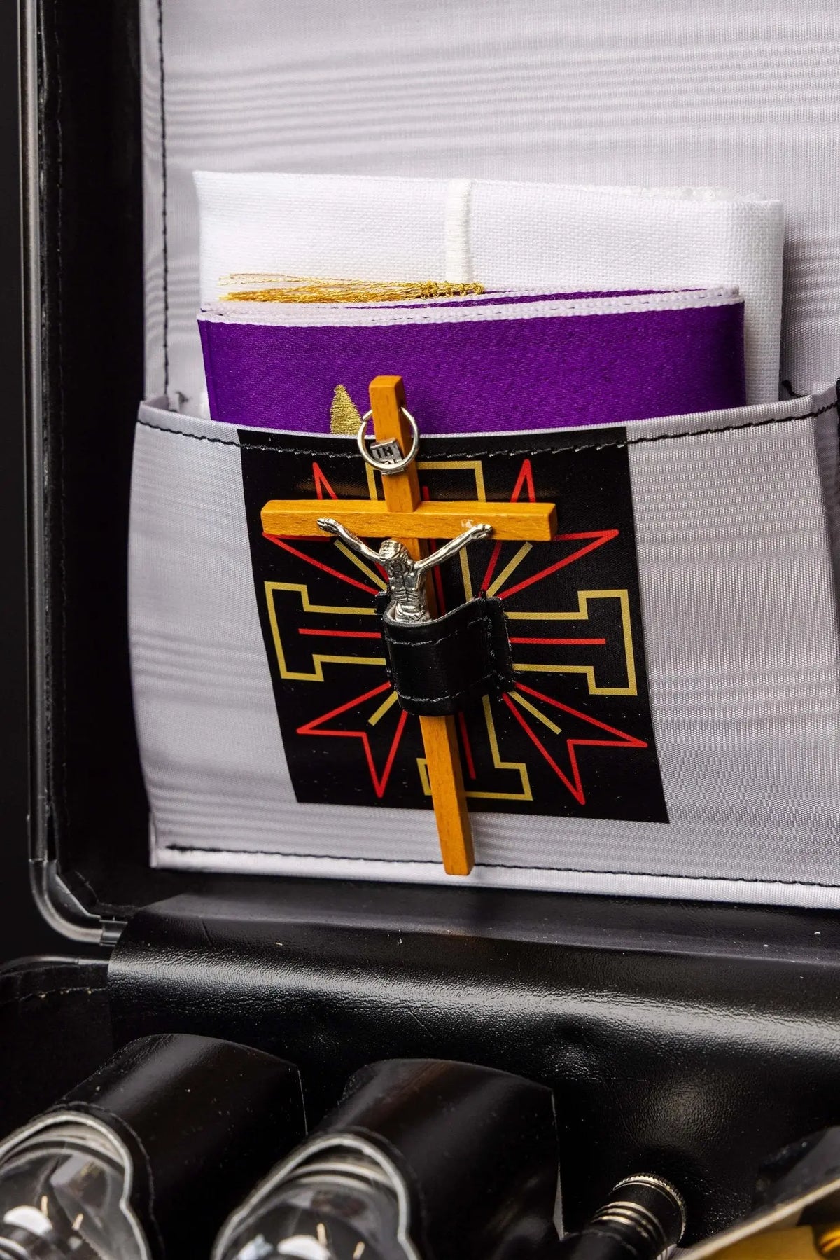 Czarna walizka liturgiczna, złote naczynia i akcesoria, widok wnętrza