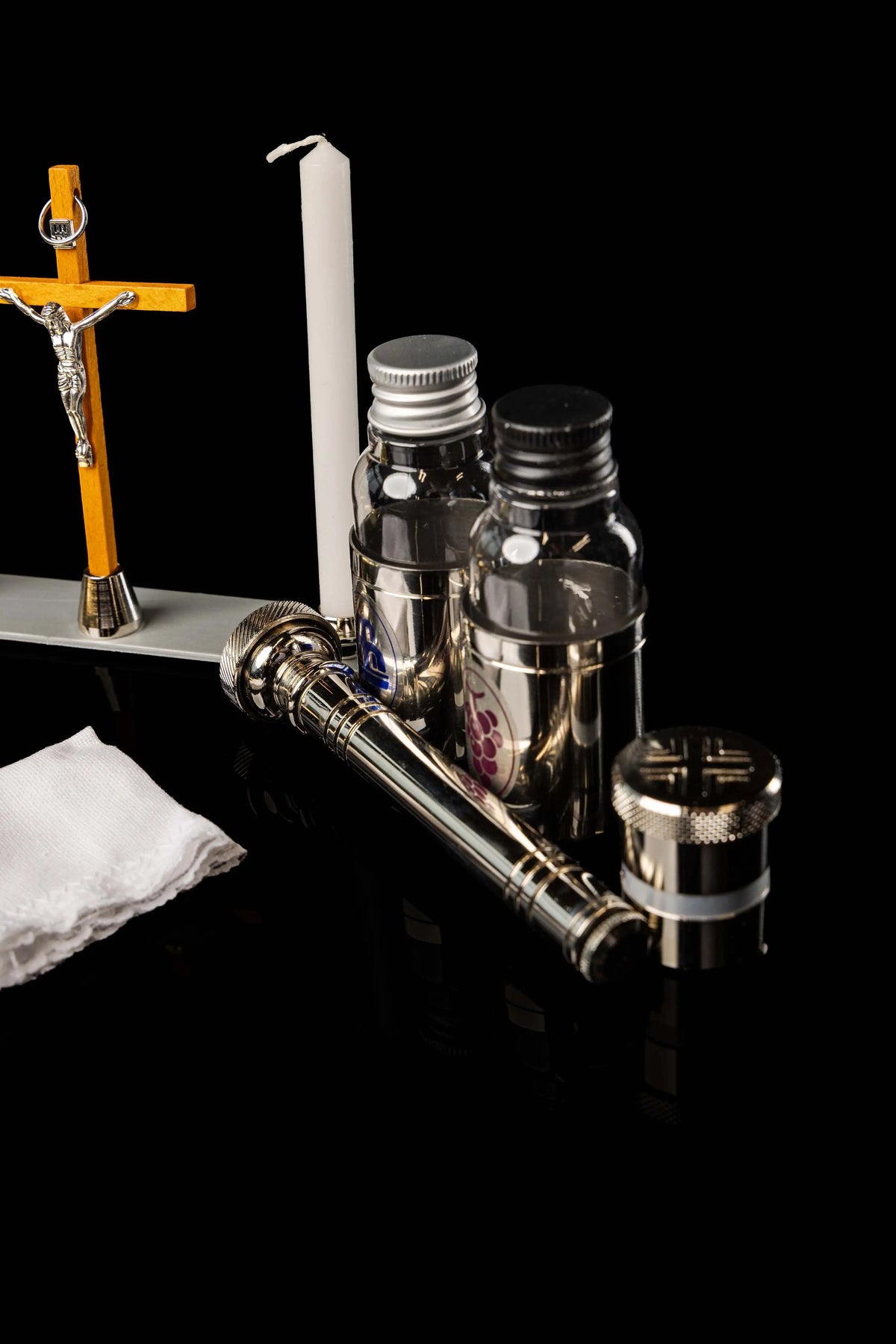 Srebrna walizka na podróże misyjne z wyposażeniem liturgicznym, zawartość zestawu, widok z góry