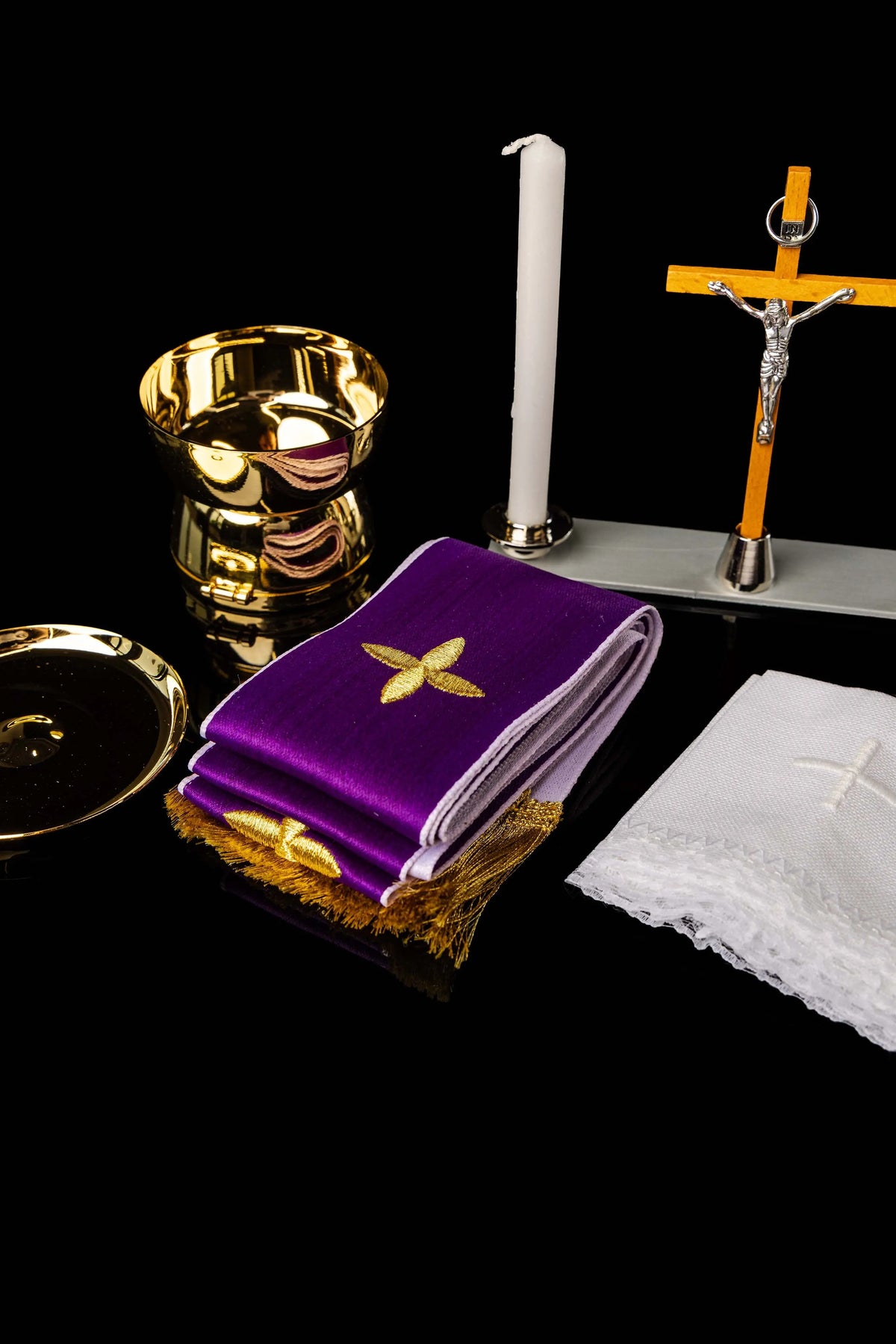 Fioletowy palki ze złotym motywem, krzyż, świece i naczynia z walizki, widok zestawu