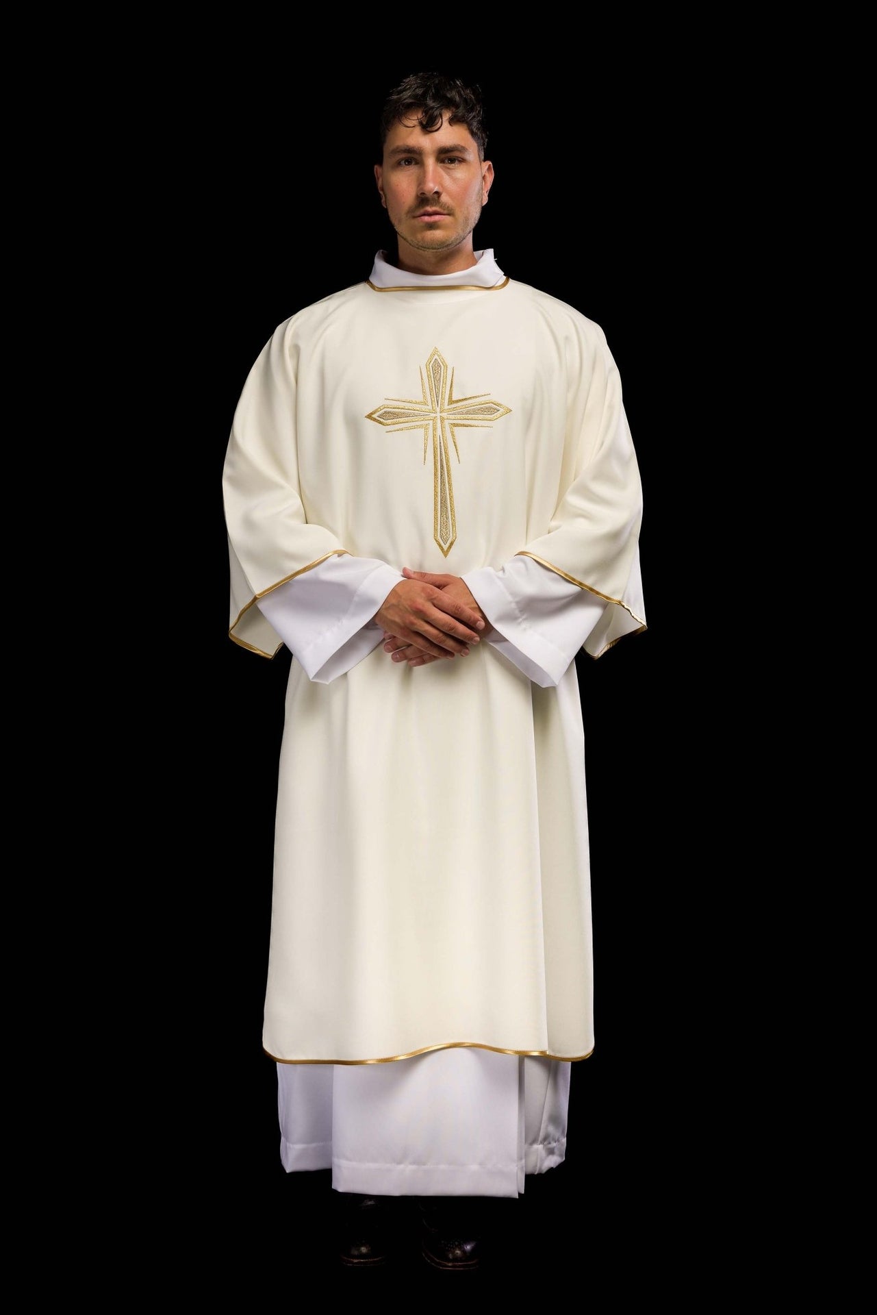 Ecru Dalmatyka z haftowanym złotym krzyżem