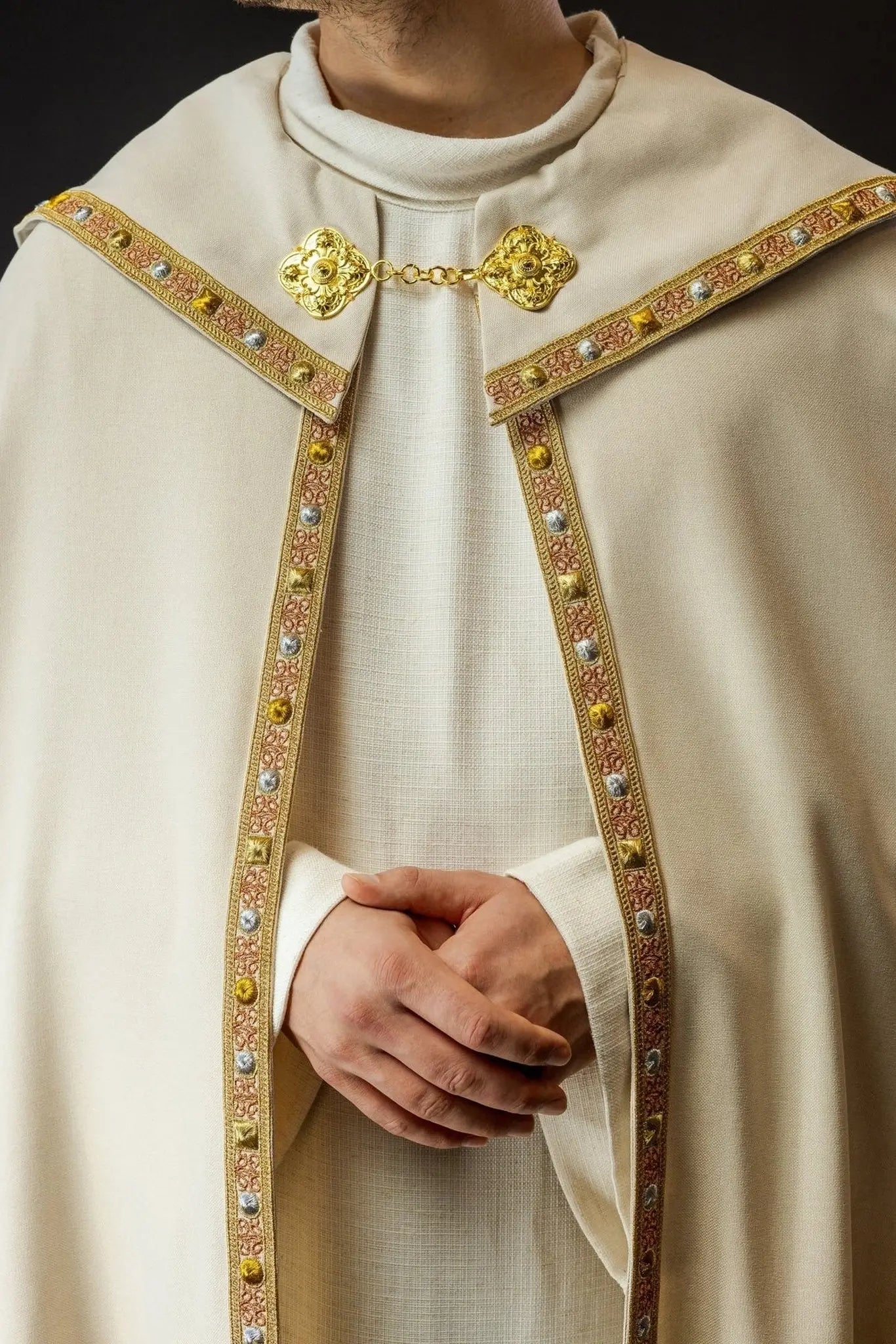 Peleryna liturgiczna w kolorze ecru ze złotym IHS