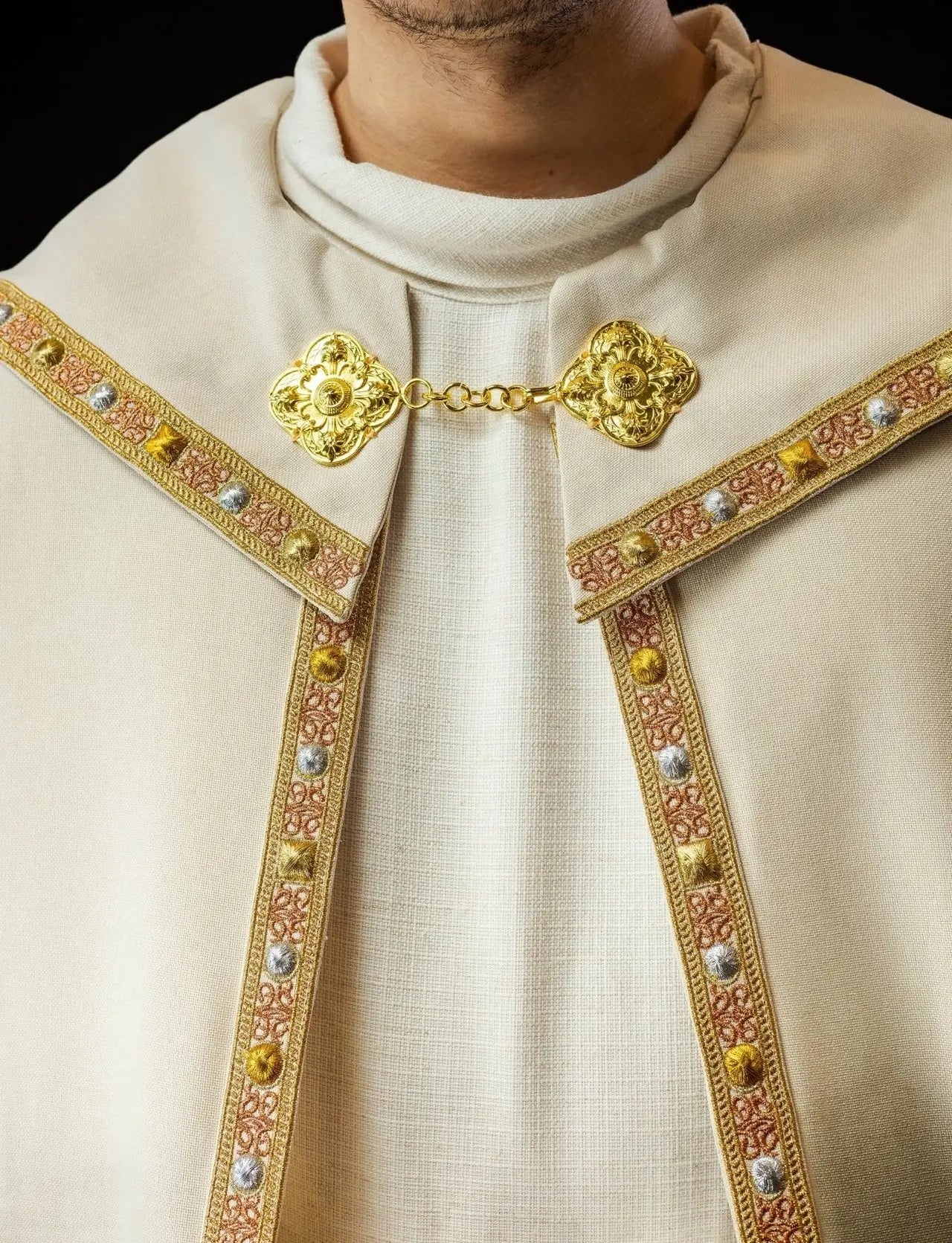 Peleryna liturgiczna w kolorze ecru ze złotym IHS