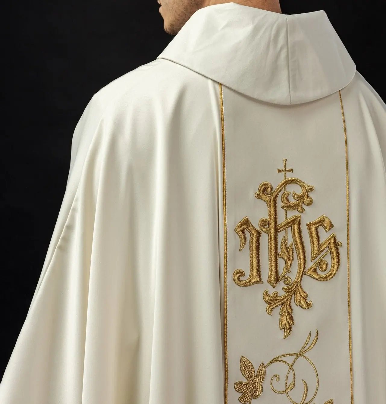 Ornat liturgiczny ecru z bogato zdobionym pasem z motywem kwiatowym i IHS