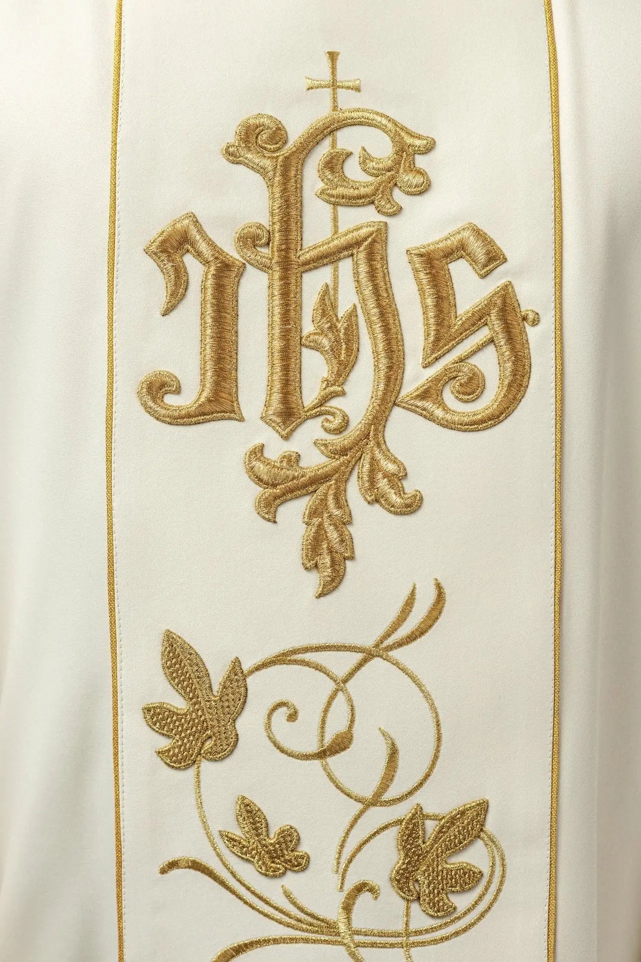 Ornat liturgiczny ecru z bogato zdobionym pasem z motywem kwiatowym i IHS