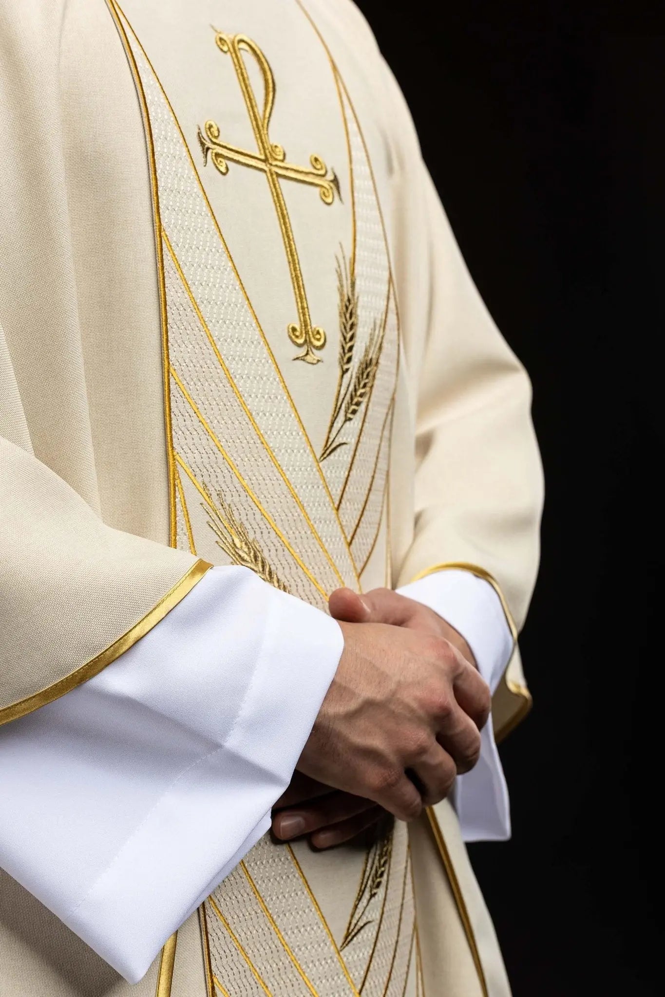 Ornat Ecru z haftowaną taśmą PAX