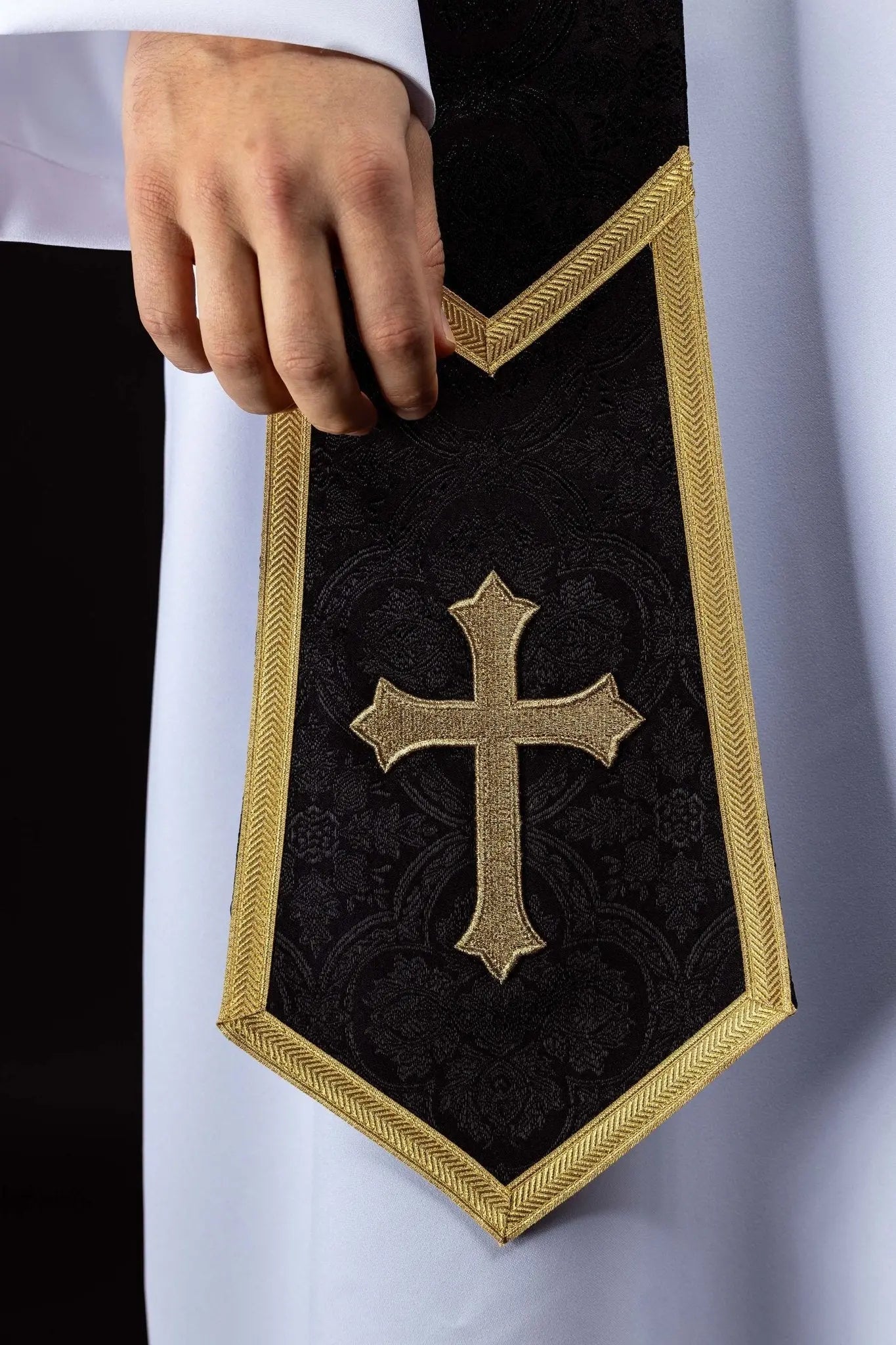Czarna stuła żakardowa z haftowanym krzyżem