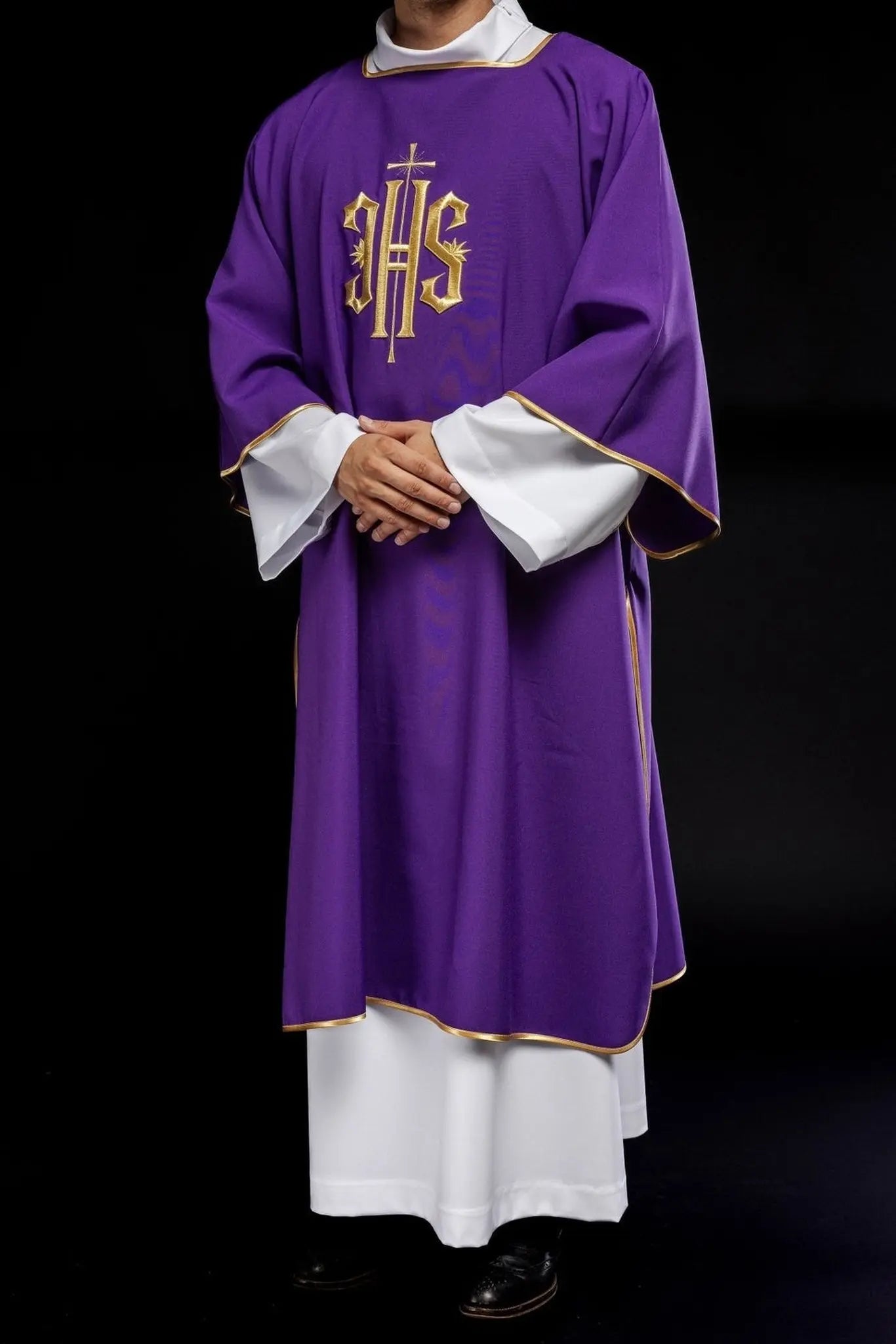Fioletowy dalmatyńczyk z haftowanym złotym IHS