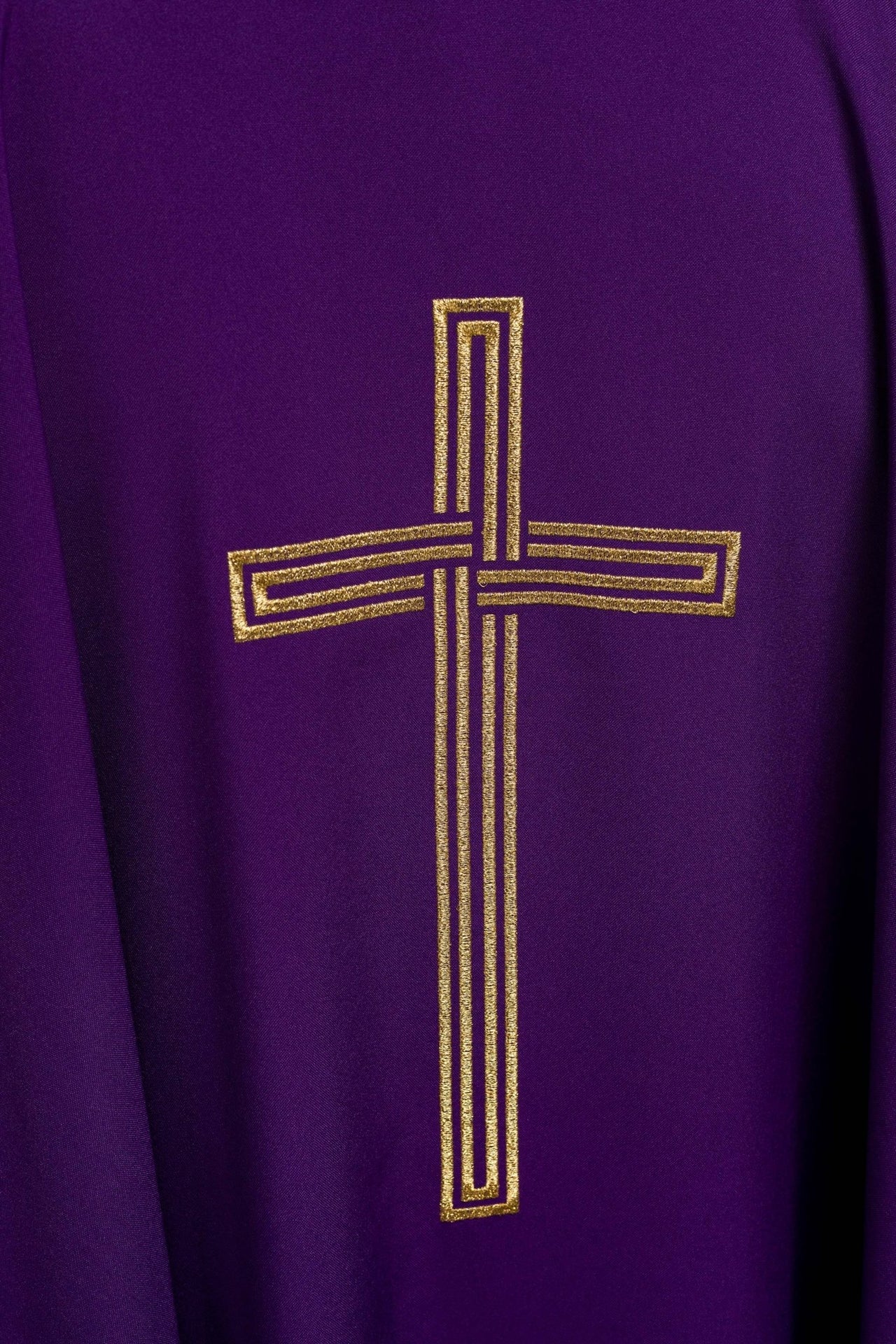 Fioletowy ornat haftowany z Krzyżem